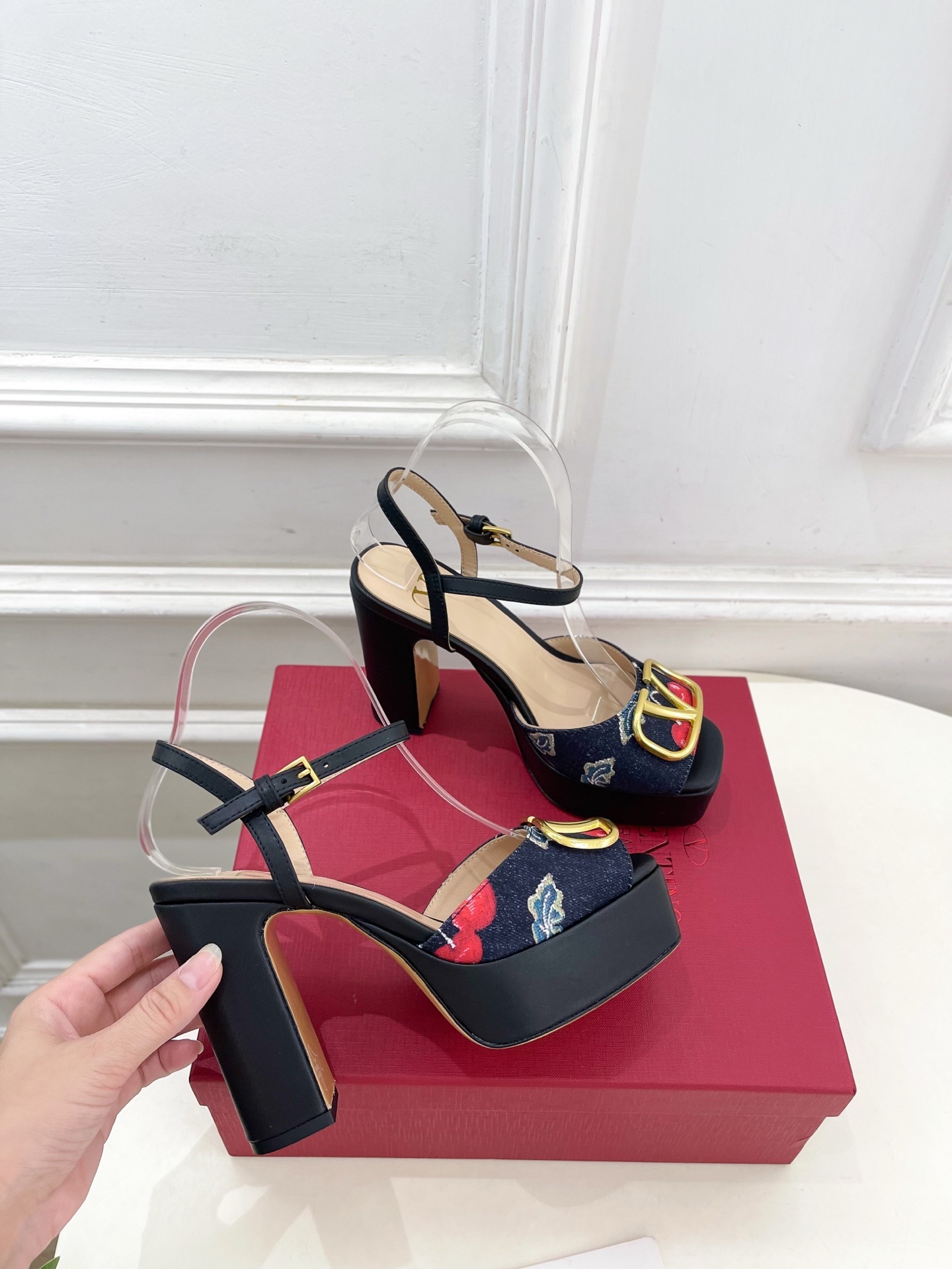 Valentino 华伦天奴 2025春夏新品 大V扣樱桃🍒系列防水台高跟凉鞋上新☑️—————————