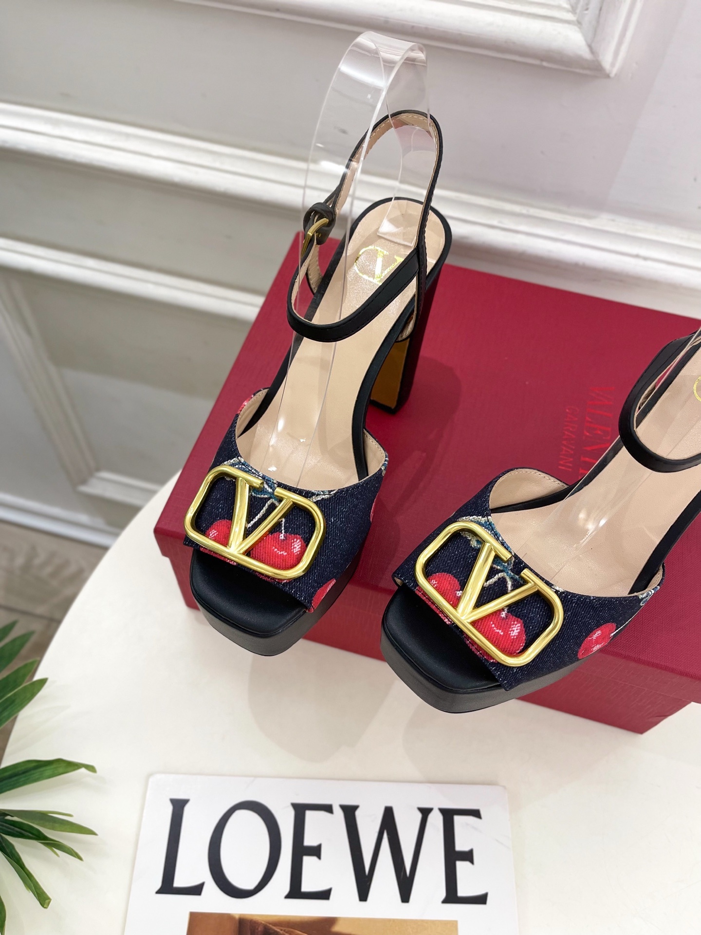 Valentino 华伦天奴 2025春夏新品 大V扣樱桃🍒系列防水台高跟凉鞋上新☑️—————————