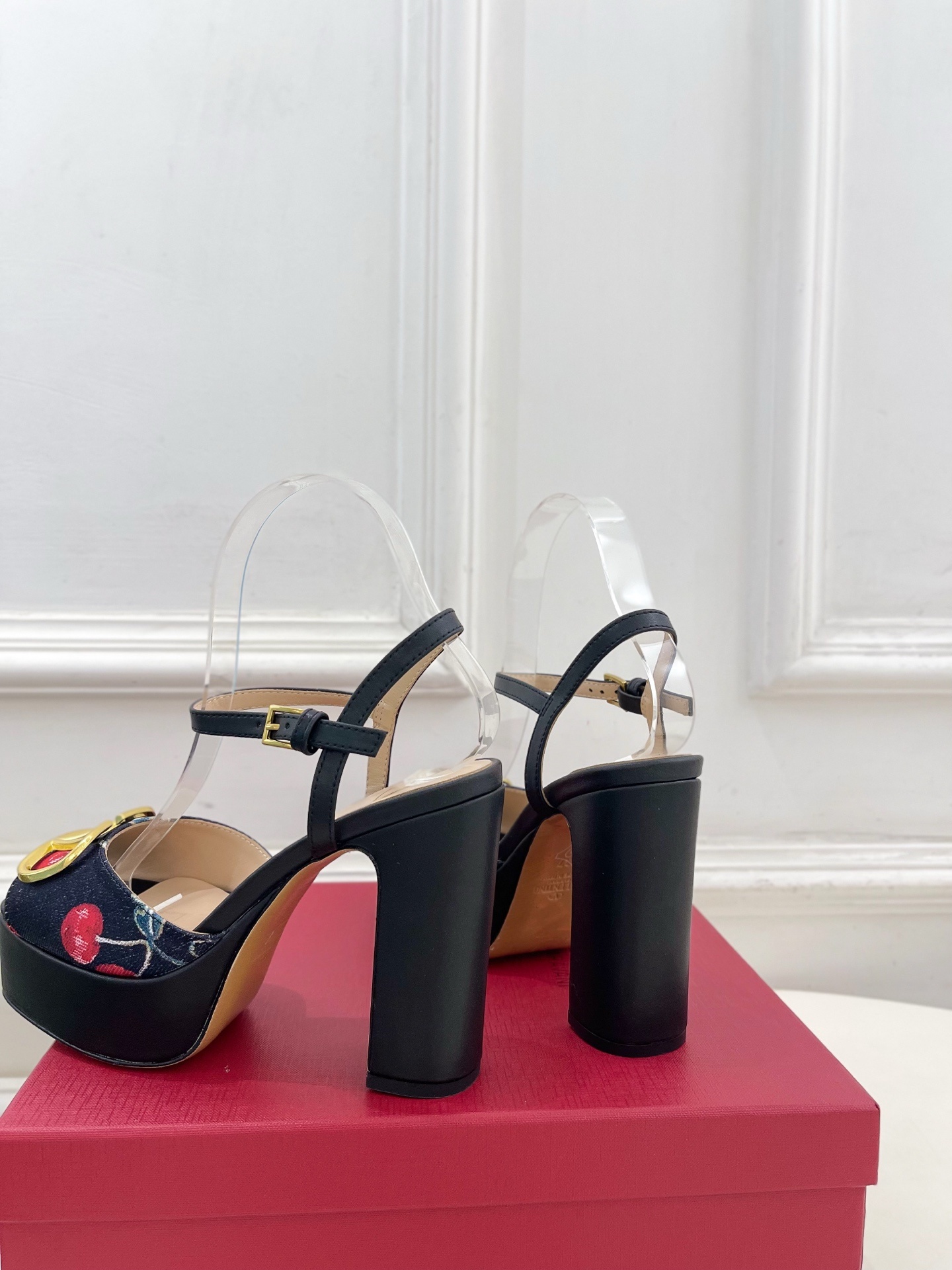Valentino 华伦天奴 2025春夏新品 大V扣樱桃🍒系列防水台高跟凉鞋上新☑️—————————