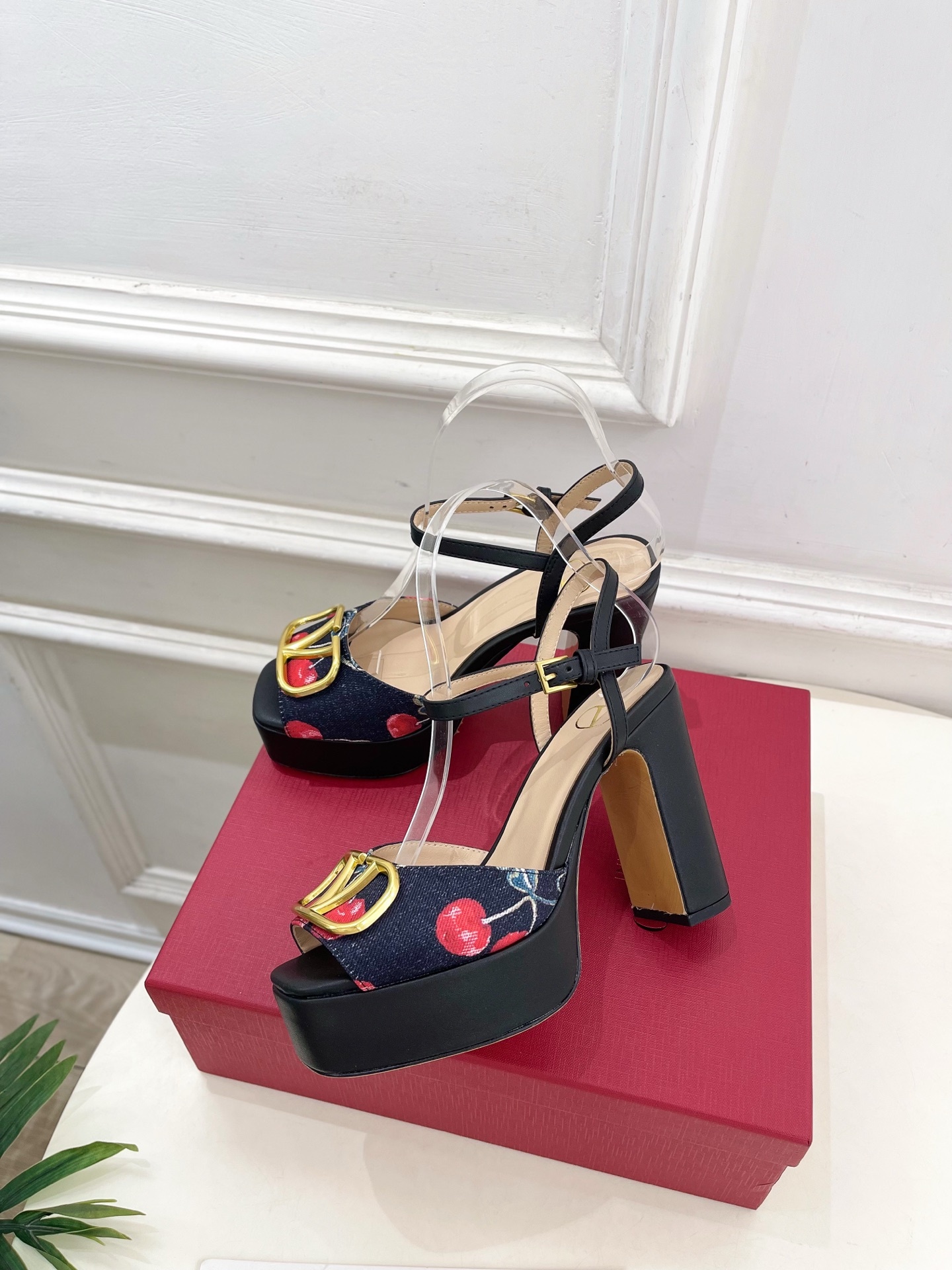Valentino 华伦天奴 2025春夏新品 大V扣樱桃🍒系列防水台高跟凉鞋上新☑️—————————