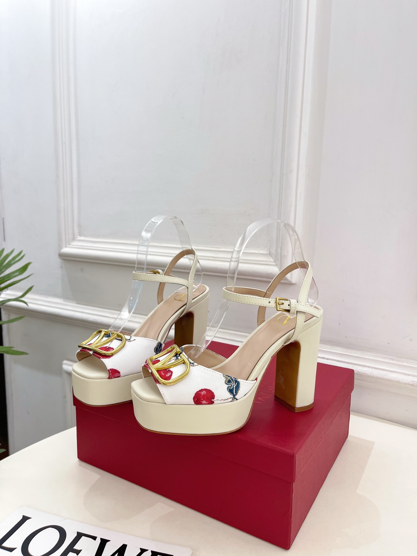 Valentino 华伦天奴 2025春夏新品 大V扣樱桃🍒系列防水台高跟凉鞋上新☑️—————————