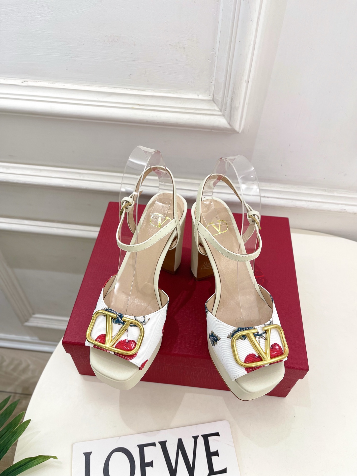 Valentino 华伦天奴 2025春夏新品 大V扣樱桃🍒系列防水台高跟凉鞋上新☑️—————————