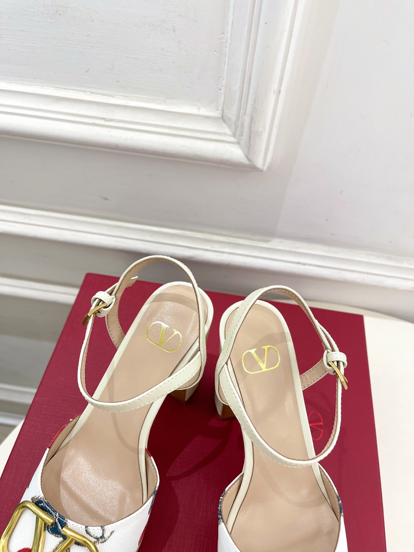 Valentino 华伦天奴 2025春夏新品 大V扣樱桃🍒系列防水台高跟凉鞋上新☑️—————————