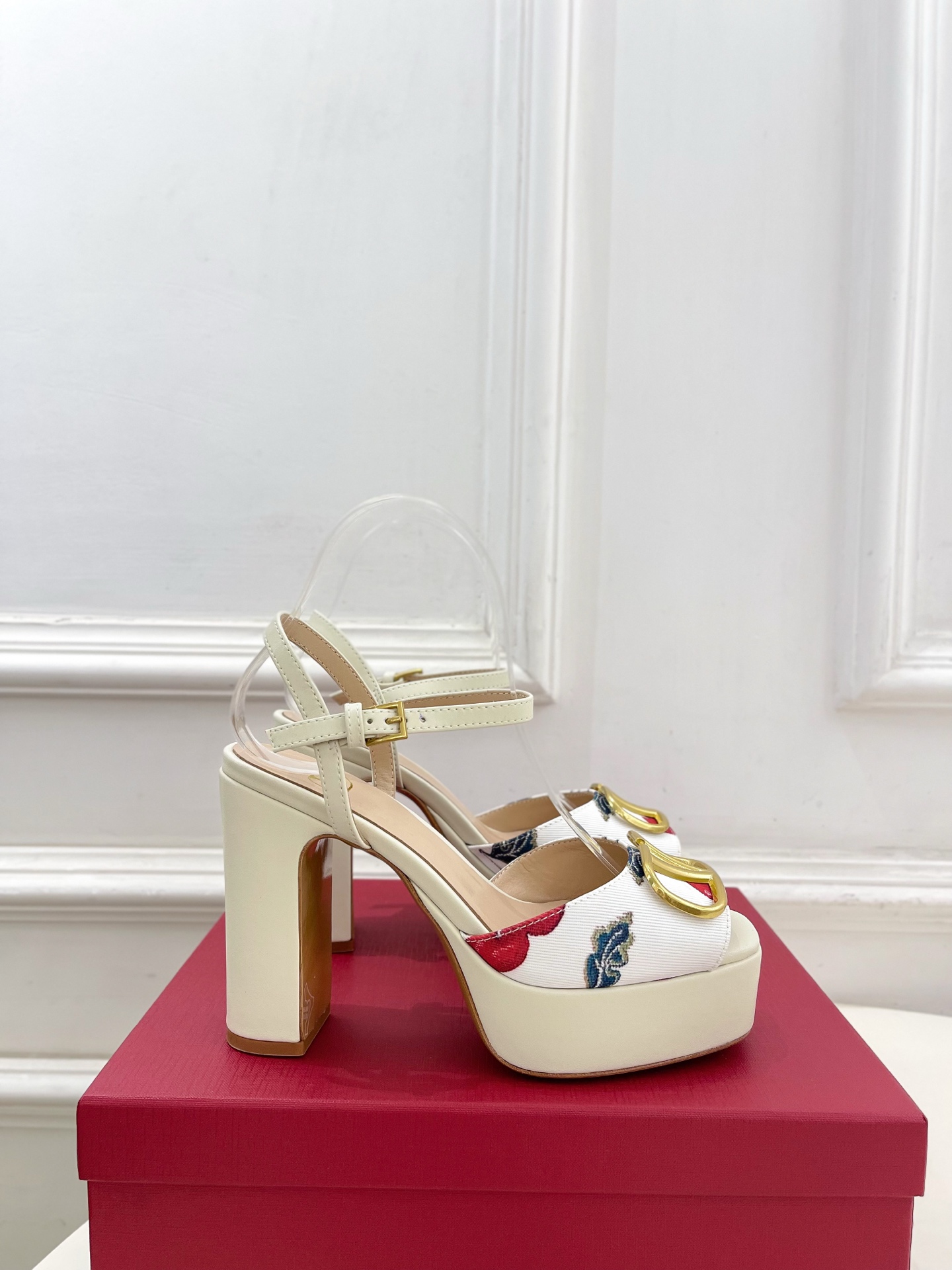 Valentino 华伦天奴 2025春夏新品 大V扣樱桃🍒系列防水台高跟凉鞋上新☑️—————————