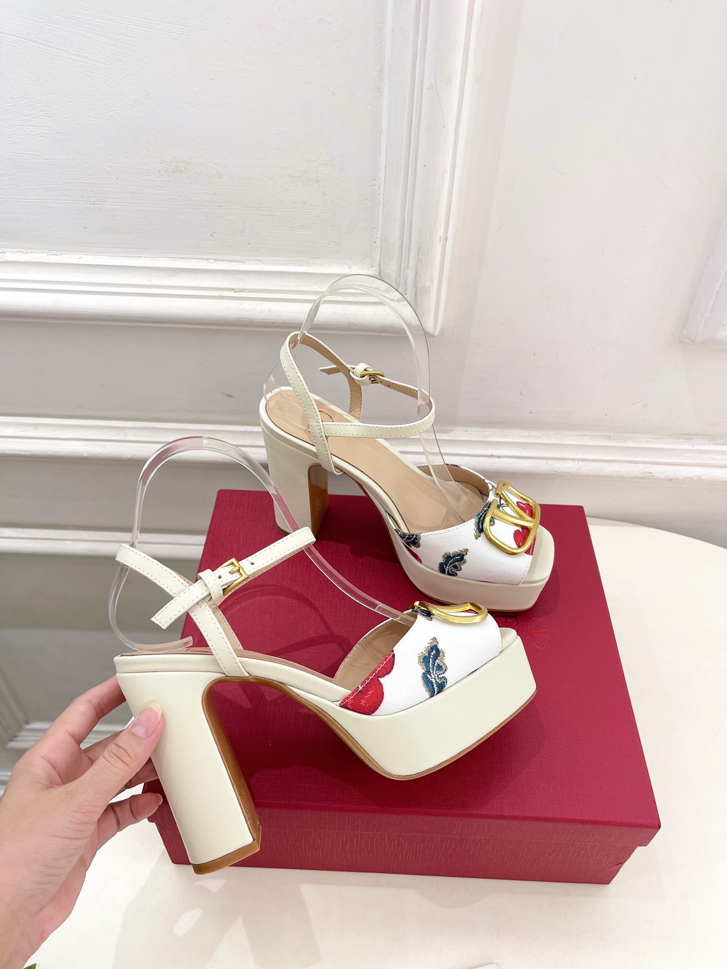 Valentino 华伦天奴 2025春夏新品 大V扣樱桃🍒系列防水台高跟凉鞋上新☑️—————————