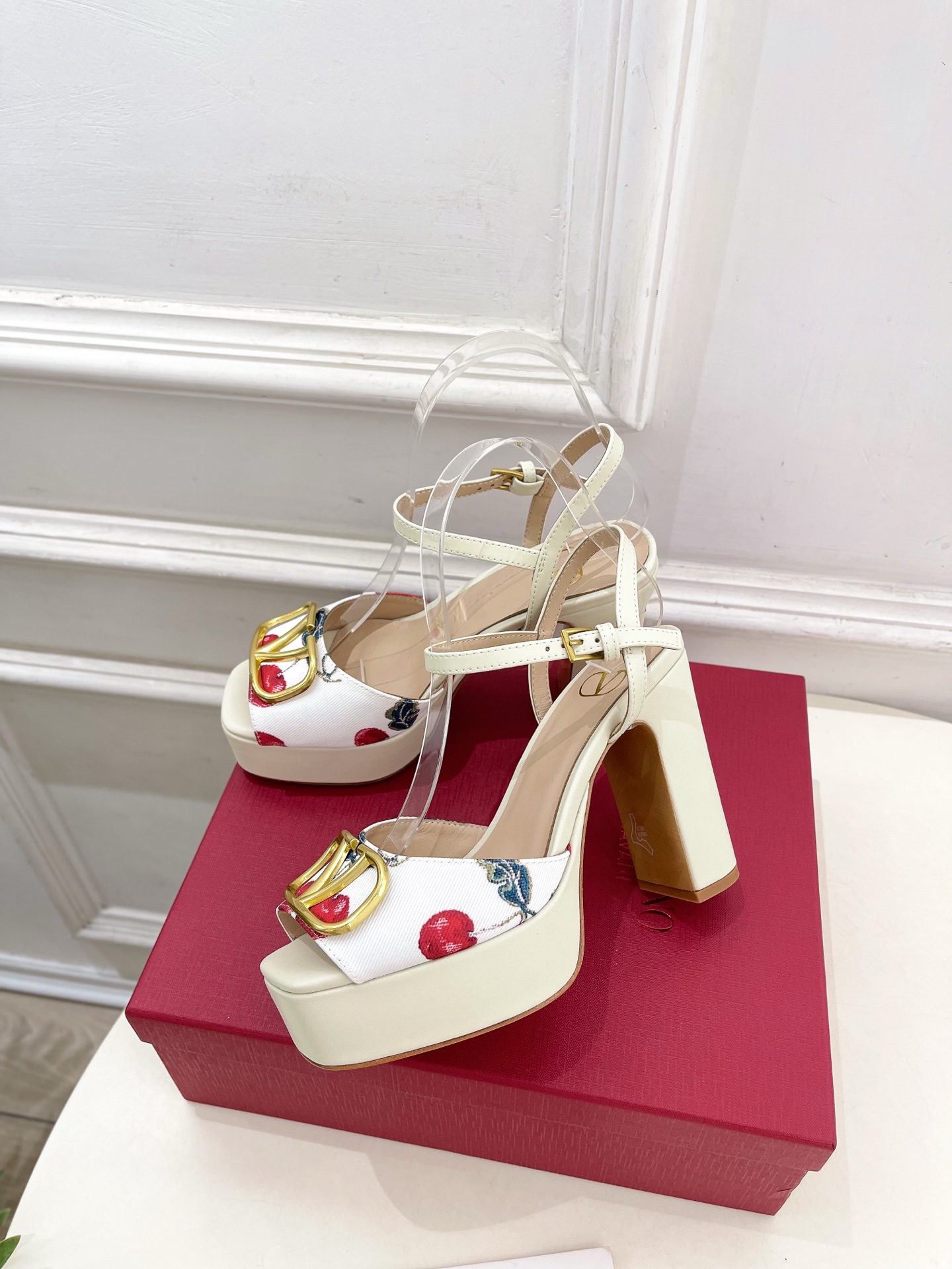 Valentino 华伦天奴 2025春夏新品 大V扣樱桃🍒系列防水台高跟凉鞋上新☑️—————————