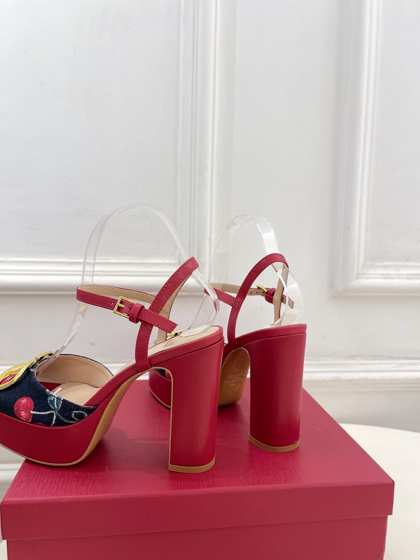 Valentino 华伦天奴 2025春夏新品 大V扣樱桃🍒系列防水台高跟凉鞋上新☑️—————————