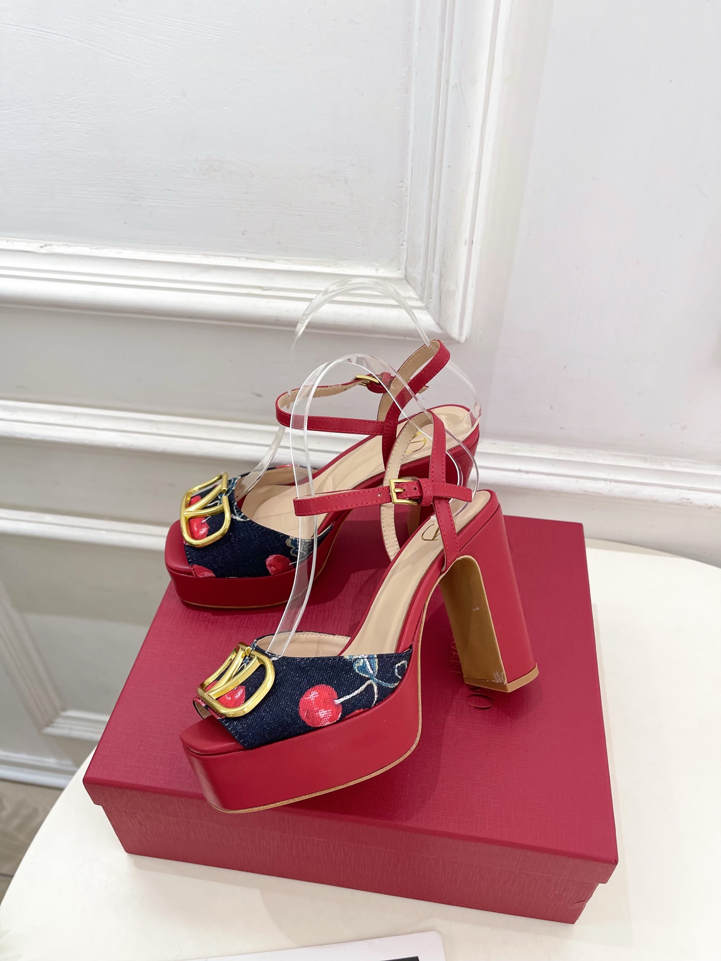 Valentino 华伦天奴 2025春夏新品 大V扣樱桃🍒系列防水台高跟凉鞋上新☑️—————————