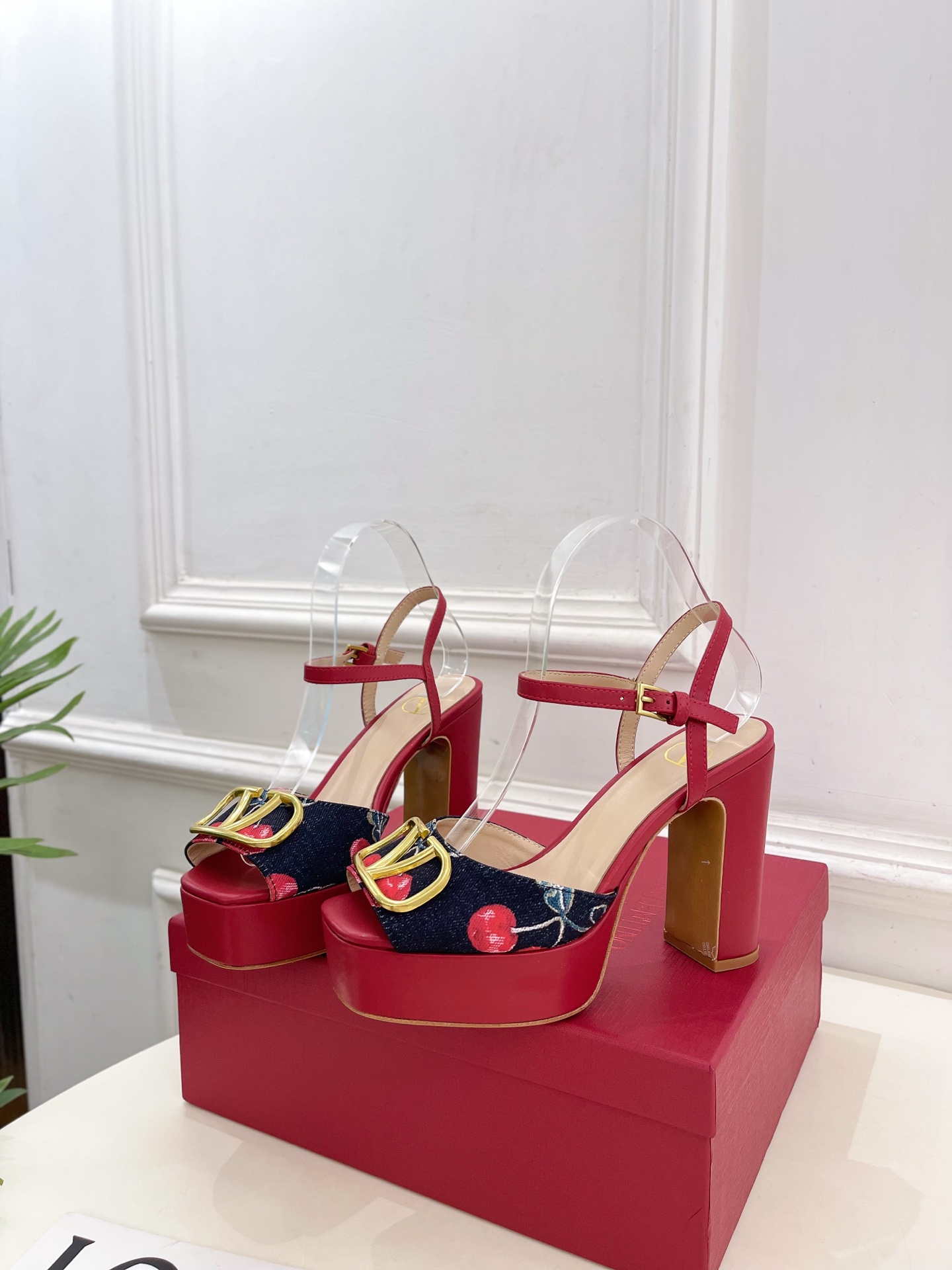 Valentino 华伦天奴 2025春夏新品 大V扣樱桃🍒系列防水台高跟凉鞋上新☑️—————————