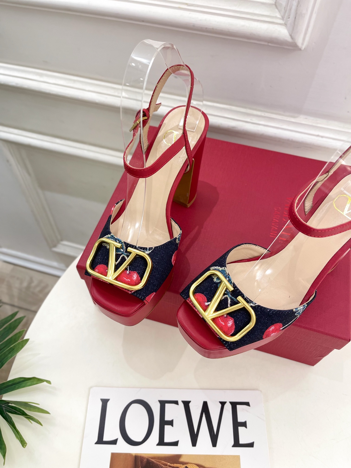 Valentino 华伦天奴 2025春夏新品 大V扣樱桃🍒系列防水台高跟凉鞋上新☑️—————————