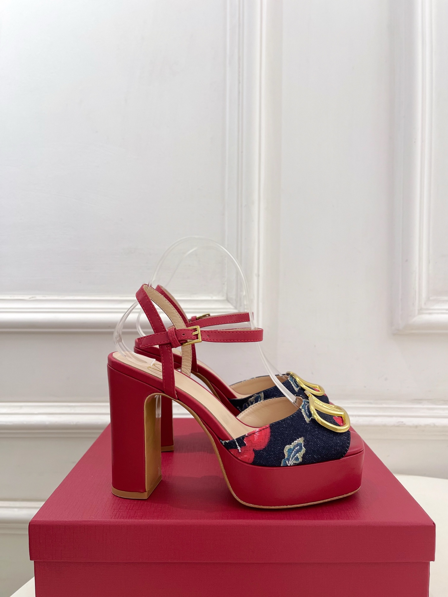 Valentino 华伦天奴 2025春夏新品 大V扣樱桃🍒系列防水台高跟凉鞋上新☑️—————————