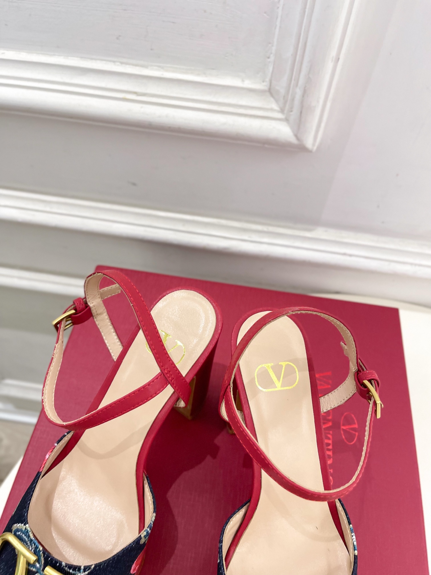 Valentino 华伦天奴 2025春夏新品 大V扣樱桃🍒系列防水台高跟凉鞋上新☑️—————————