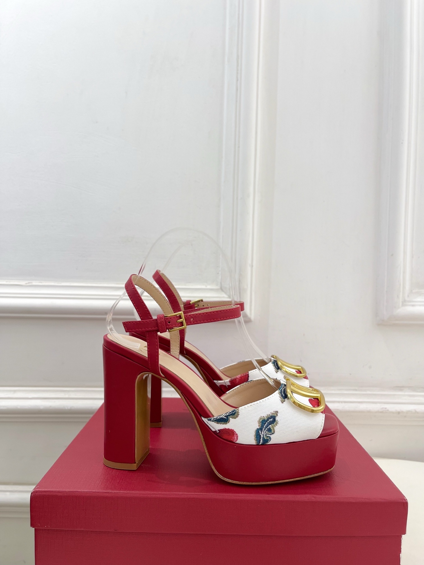 Valentino 华伦天奴 2025春夏新品 大V扣樱桃🍒系列防水台高跟凉鞋上新☑️—————————