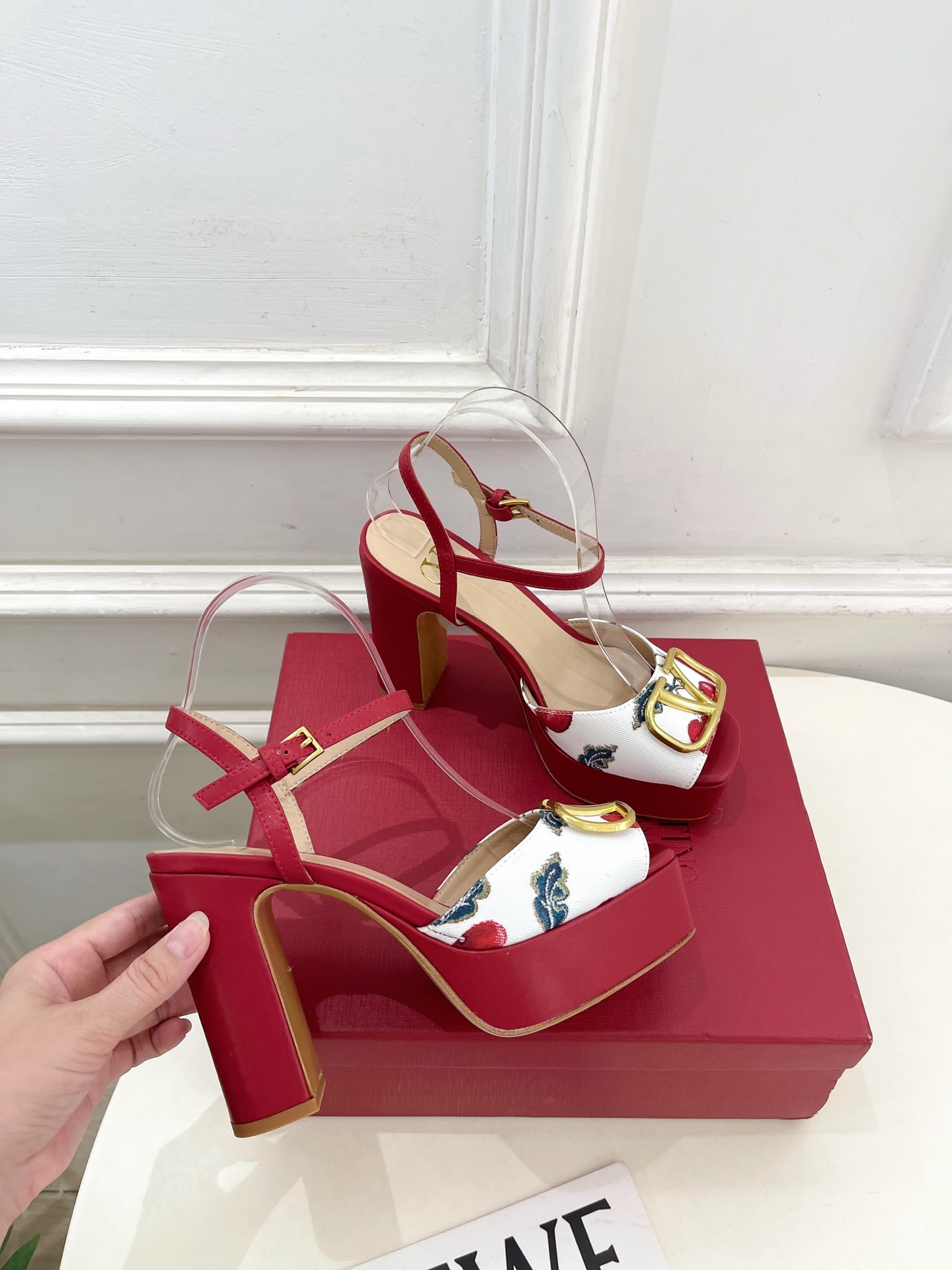 Valentino 华伦天奴 2025春夏新品 大V扣樱桃🍒系列防水台高跟凉鞋上新☑️—————————