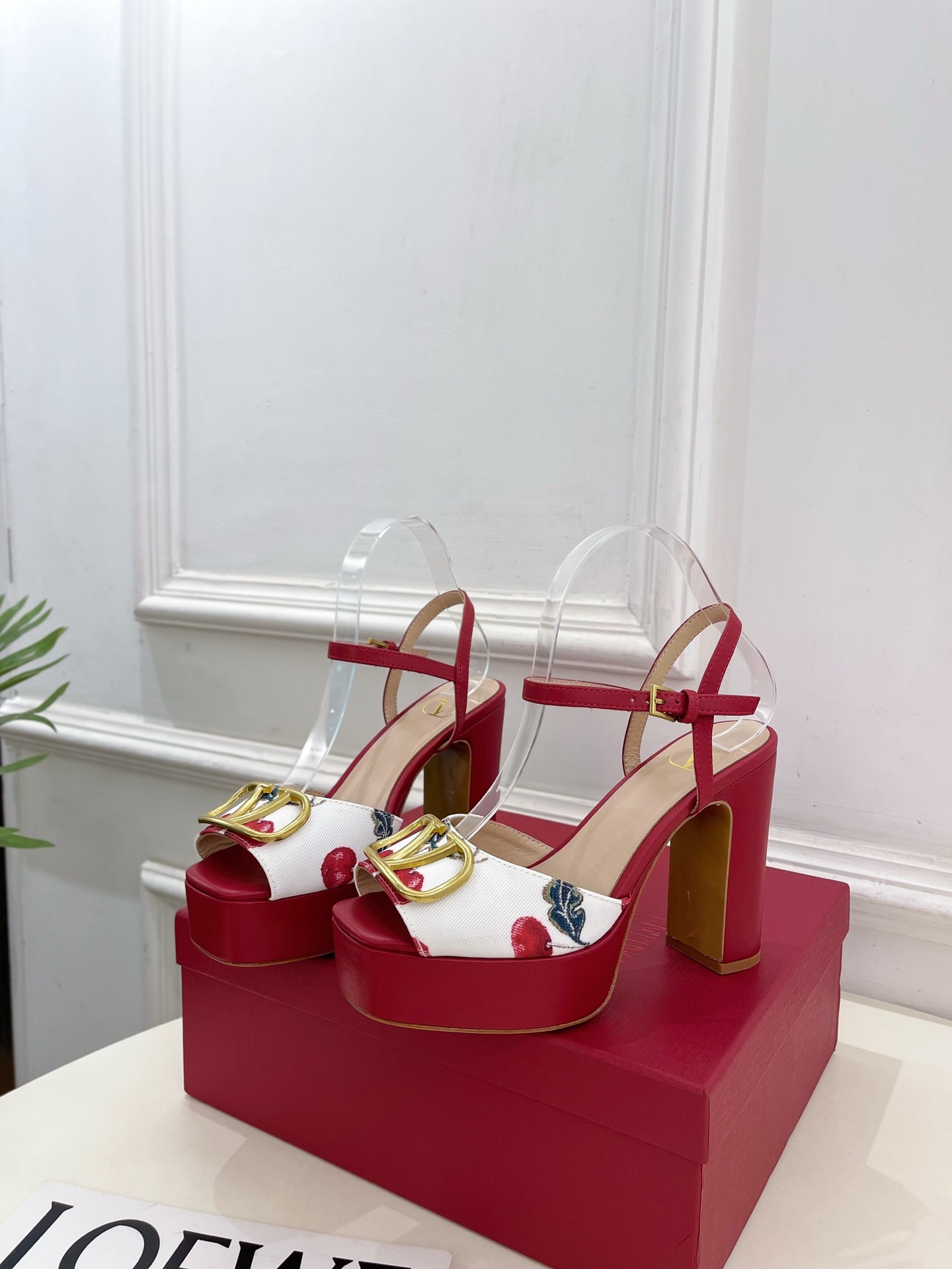 Valentino 华伦天奴 2025春夏新品 大V扣樱桃🍒系列防水台高跟凉鞋上新☑️—————————