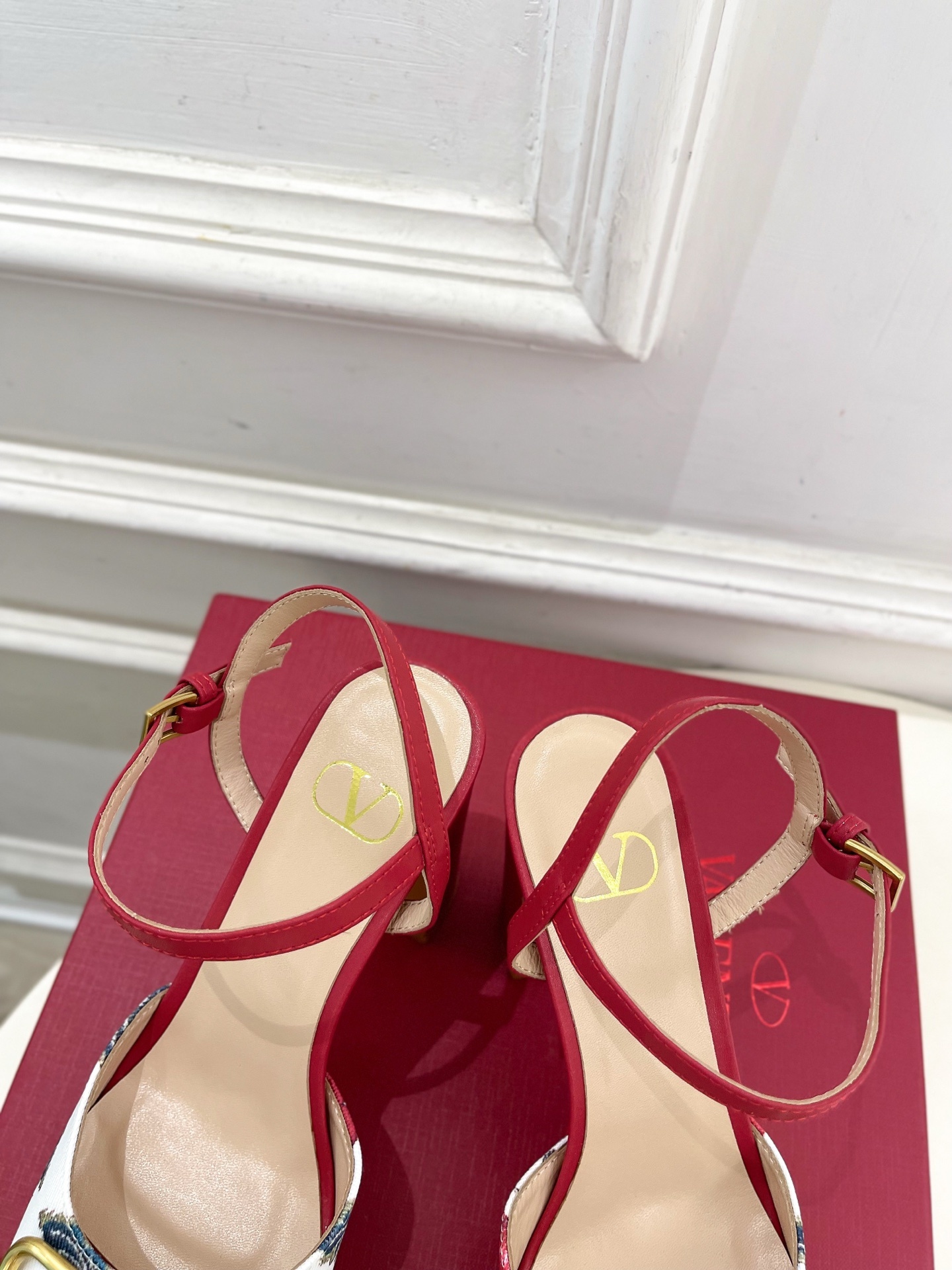 Valentino 华伦天奴 2025春夏新品 大V扣樱桃🍒系列防水台高跟凉鞋上新☑️—————————