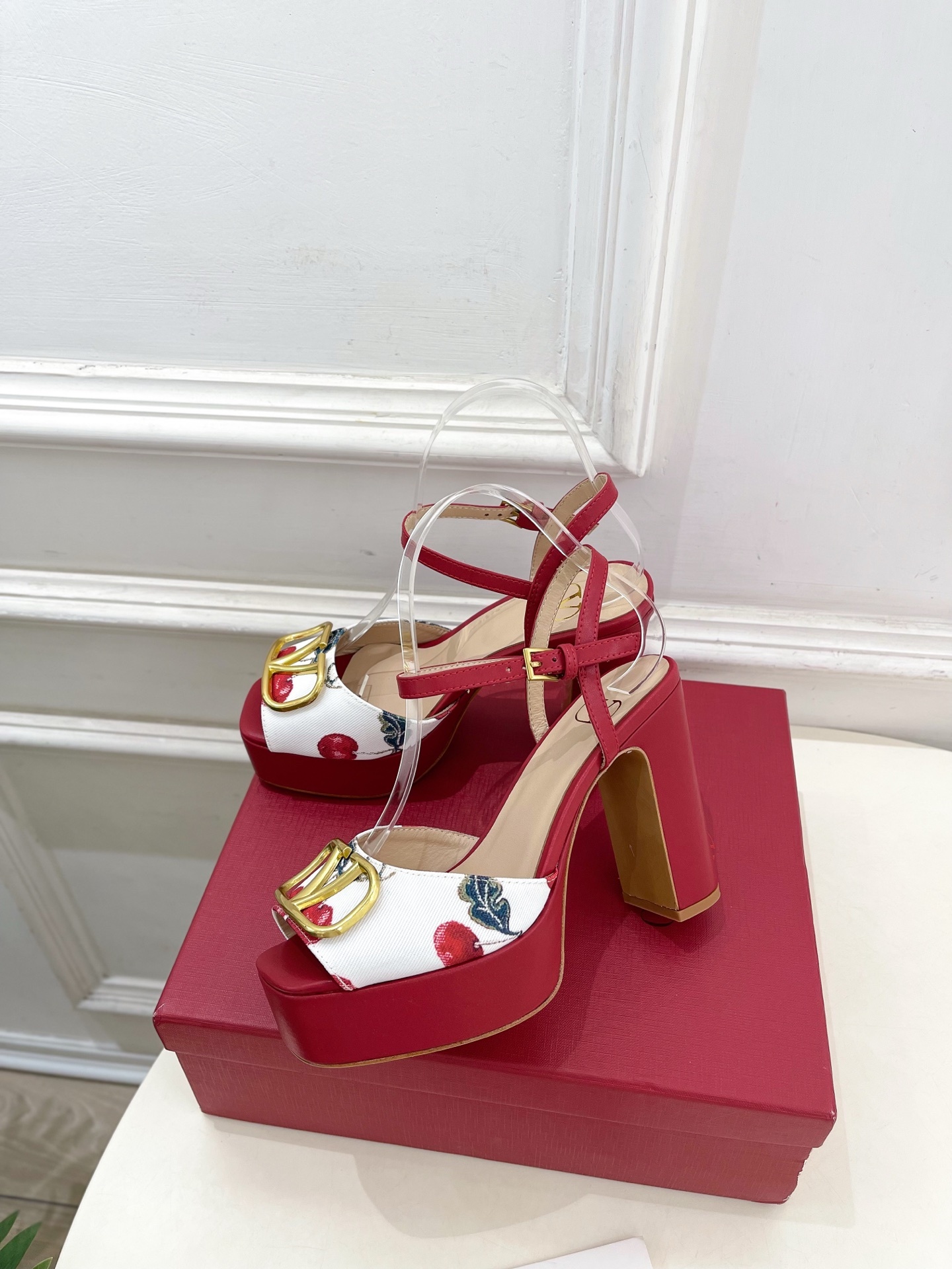 Valentino 华伦天奴 2025春夏新品 大V扣樱桃🍒系列防水台高跟凉鞋上新☑️—————————