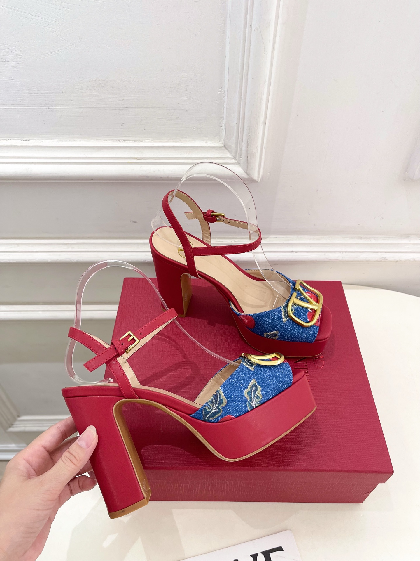 Valentino 华伦天奴 2025春夏新品 大V扣樱桃🍒系列防水台高跟凉鞋上新☑️—————————