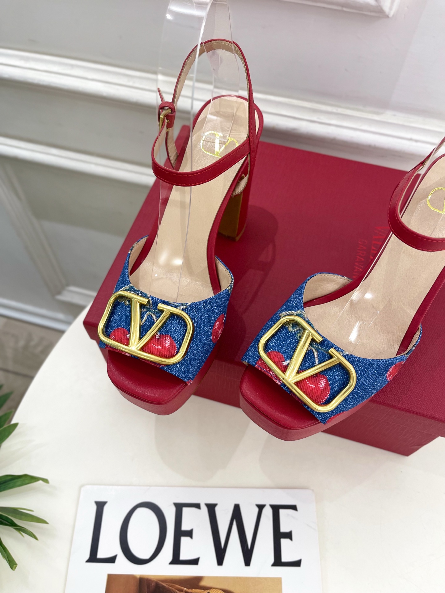Valentino 华伦天奴 2025春夏新品 大V扣樱桃🍒系列防水台高跟凉鞋上新☑️—————————