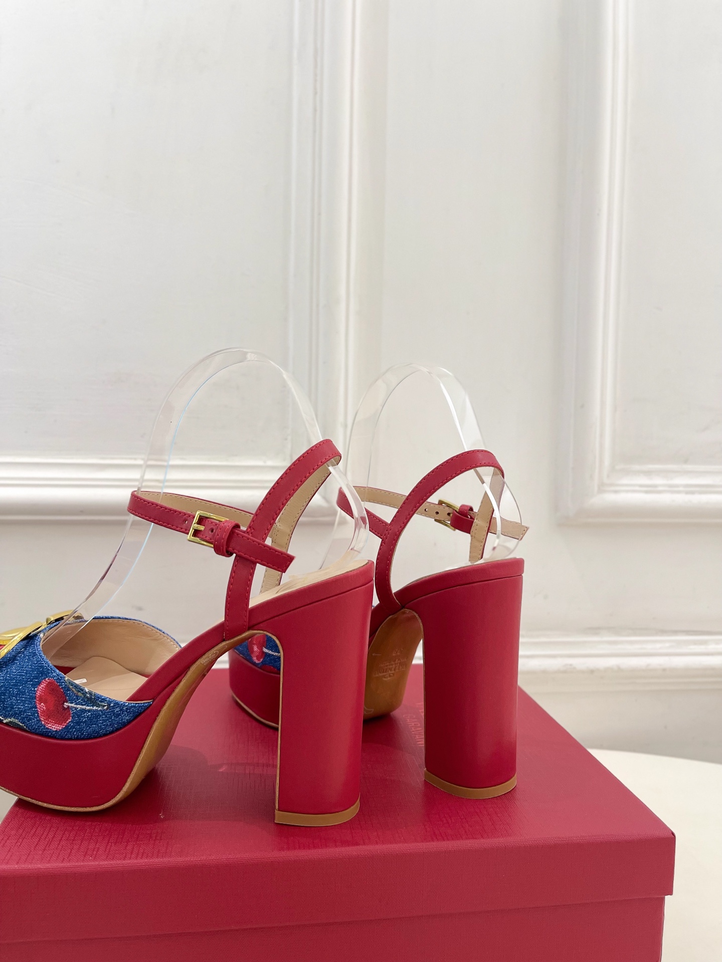 Valentino 华伦天奴 2025春夏新品 大V扣樱桃🍒系列防水台高跟凉鞋上新☑️—————————