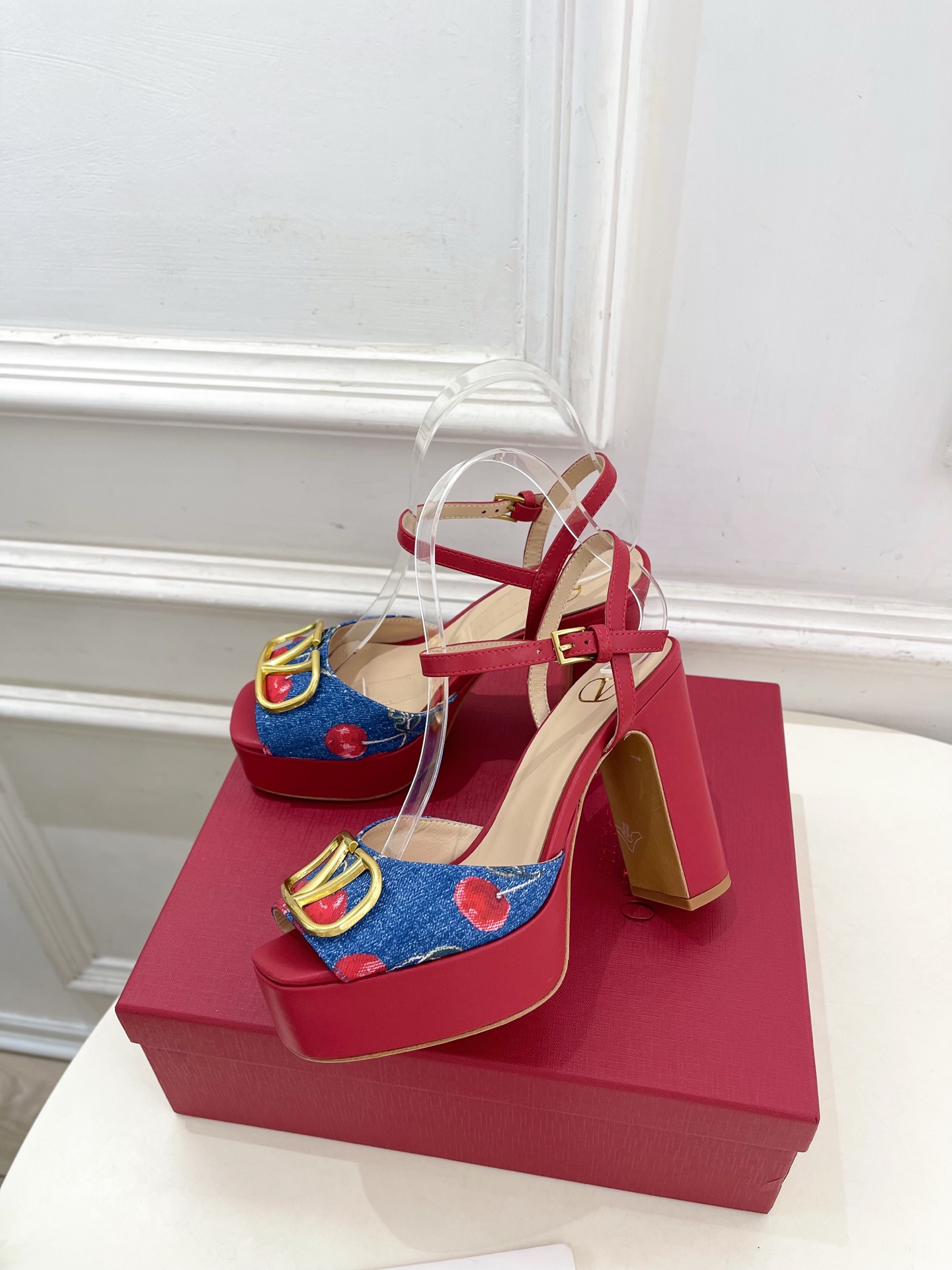 Valentino 华伦天奴 2025春夏新品 大V扣樱桃🍒系列防水台高跟凉鞋上新☑️—————————