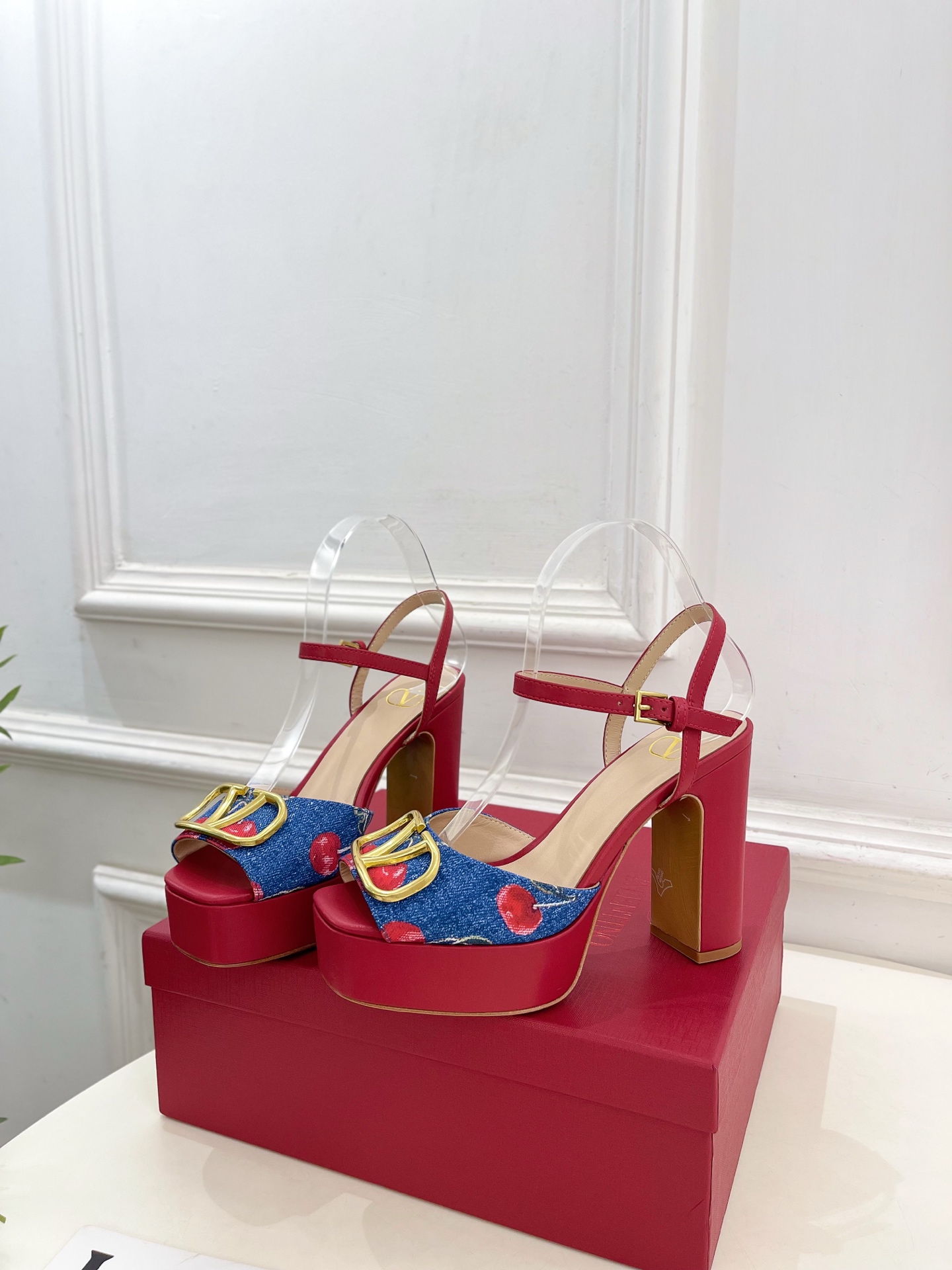 Valentino 华伦天奴 2025春夏新品 大V扣樱桃🍒系列防水台高跟凉鞋上新☑️—————————