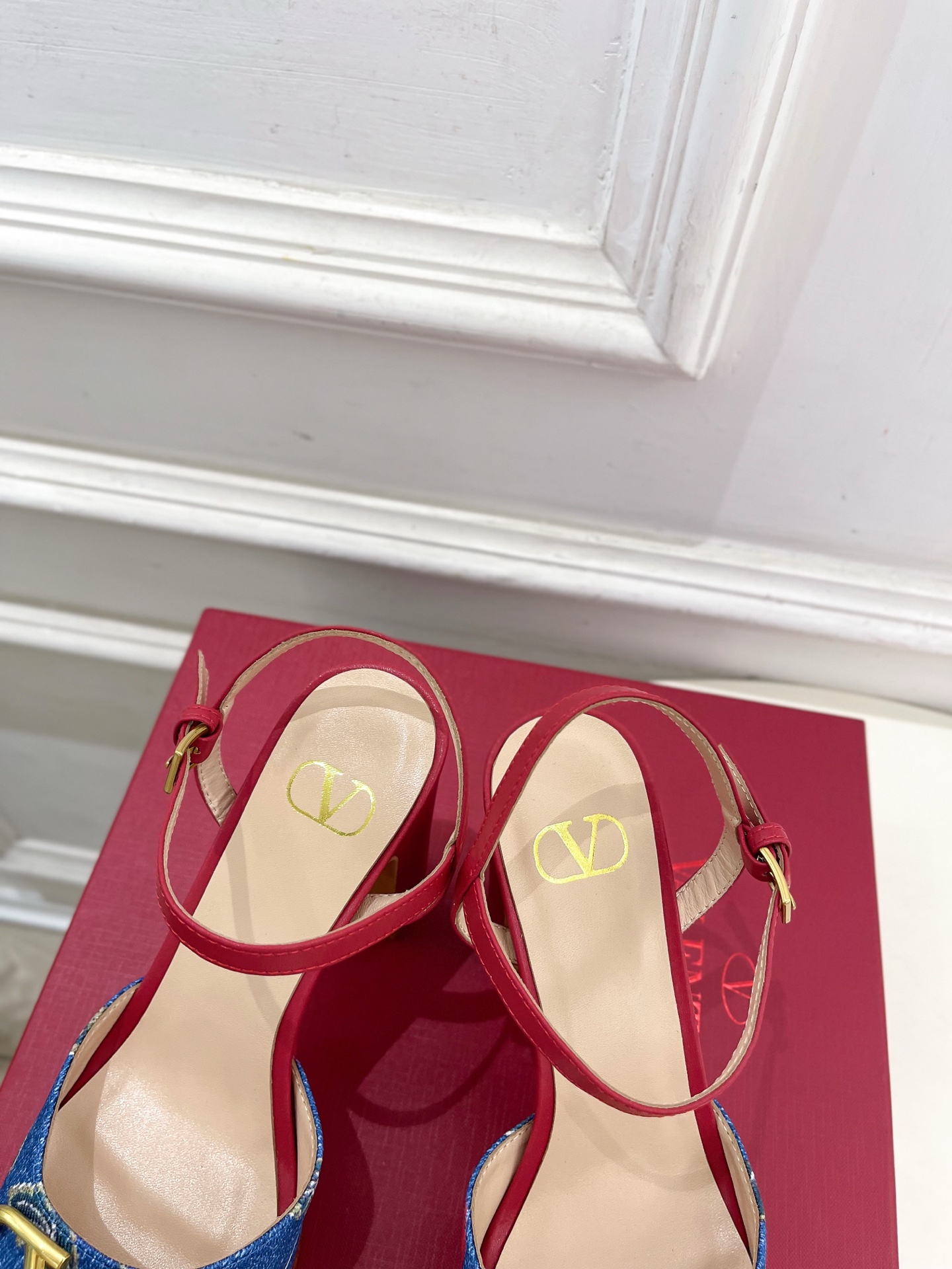 Valentino 华伦天奴 2025春夏新品 大V扣樱桃🍒系列防水台高跟凉鞋上新☑️—————————