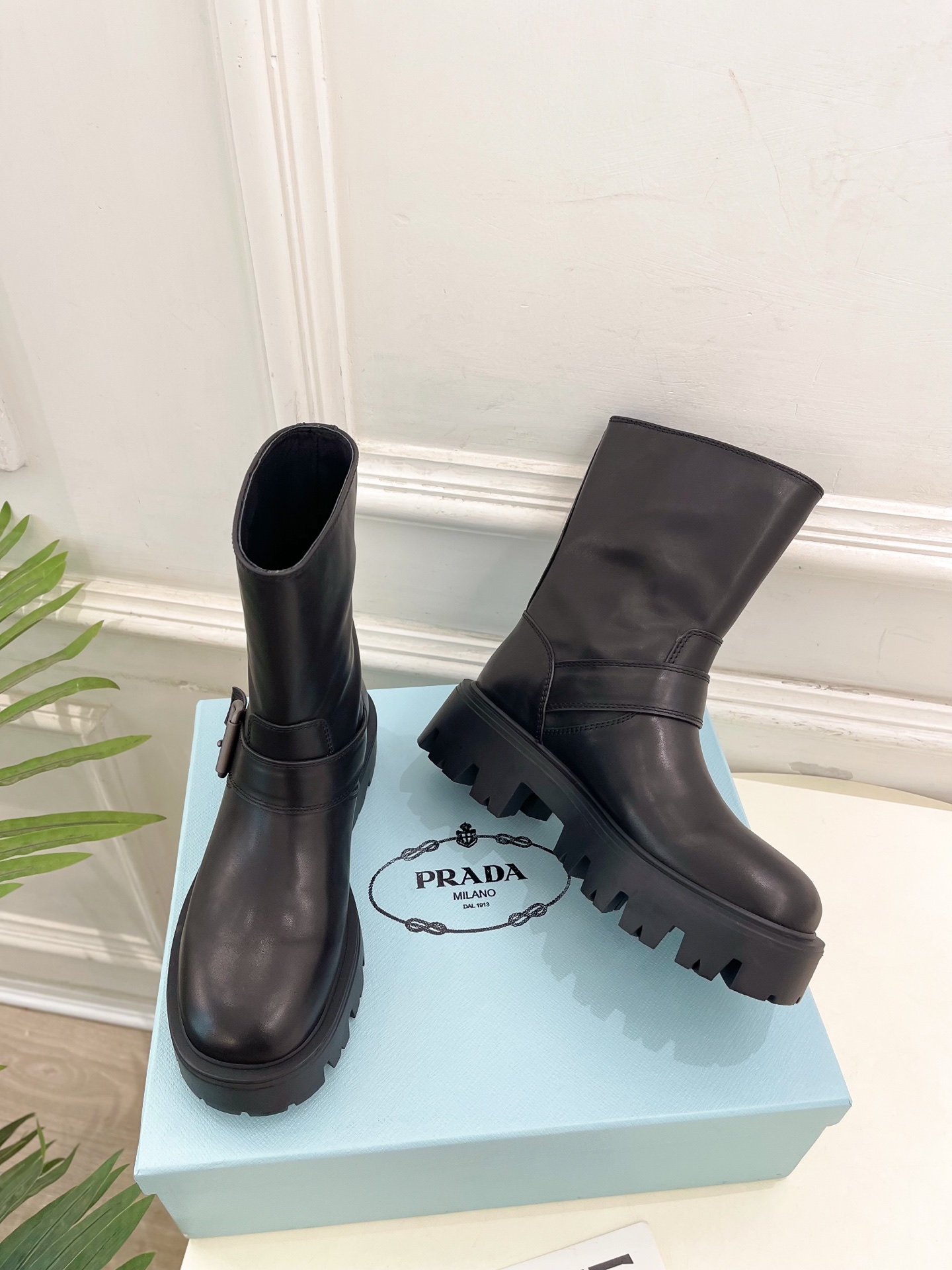 PRADA 普拉达 25𝐬𝐬 🌈2025秋冬新品 专柜走秀款 经典三角标一脚蹬厚底短靴系列〰◽鞋面：原版