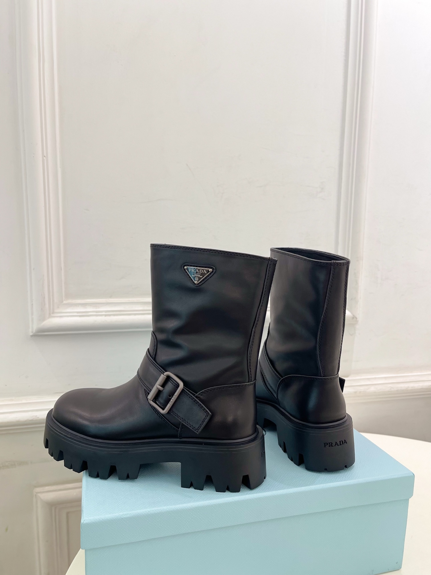 PRADA 普拉达 25𝐬𝐬 🌈2025秋冬新品 专柜走秀款 经典三角标一脚蹬厚底短靴系列〰◽鞋面：原版