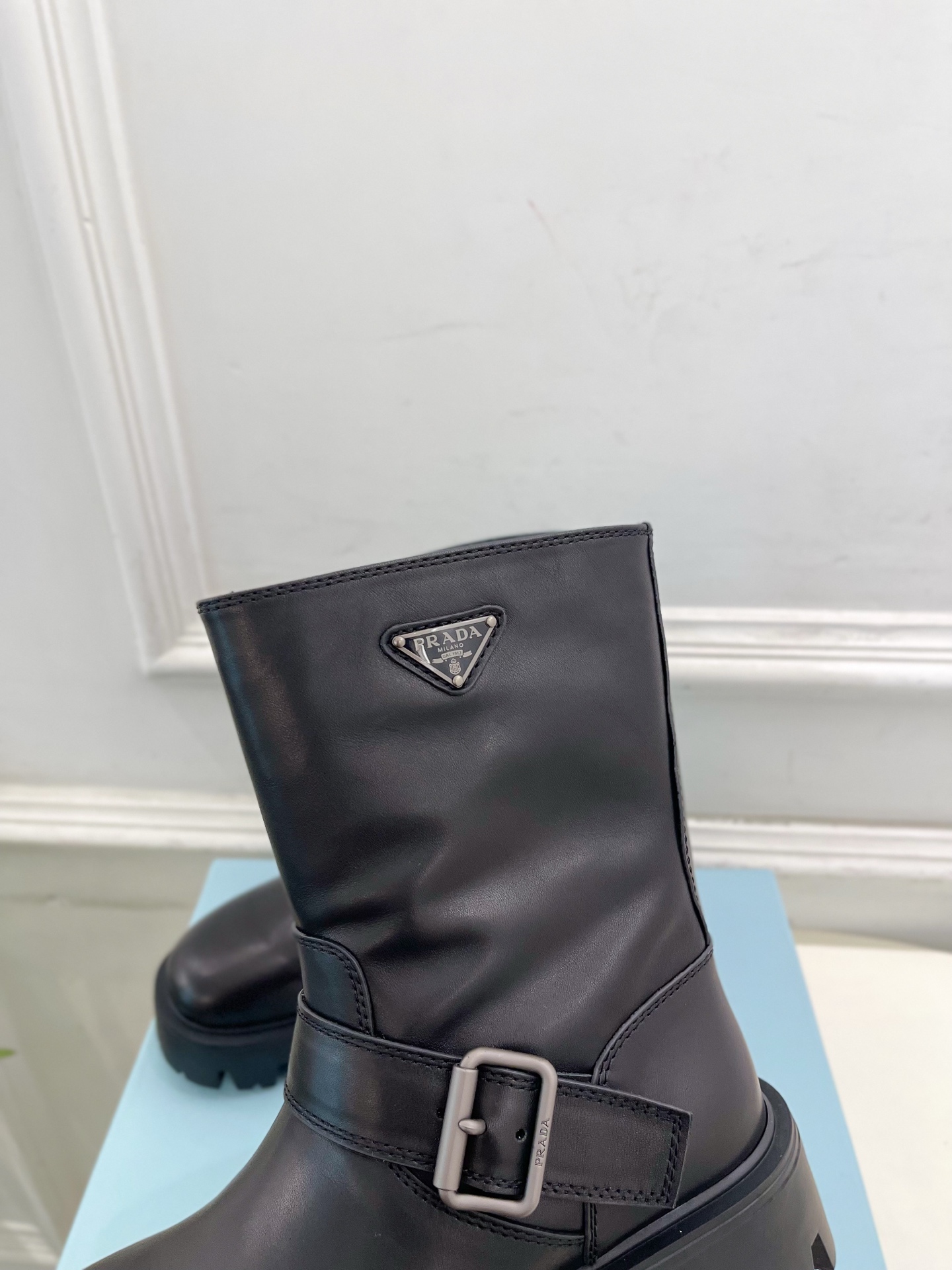 PRADA 普拉达 25𝐬𝐬 🌈2025秋冬新品 专柜走秀款 经典三角标一脚蹬厚底短靴系列〰◽鞋面：原版