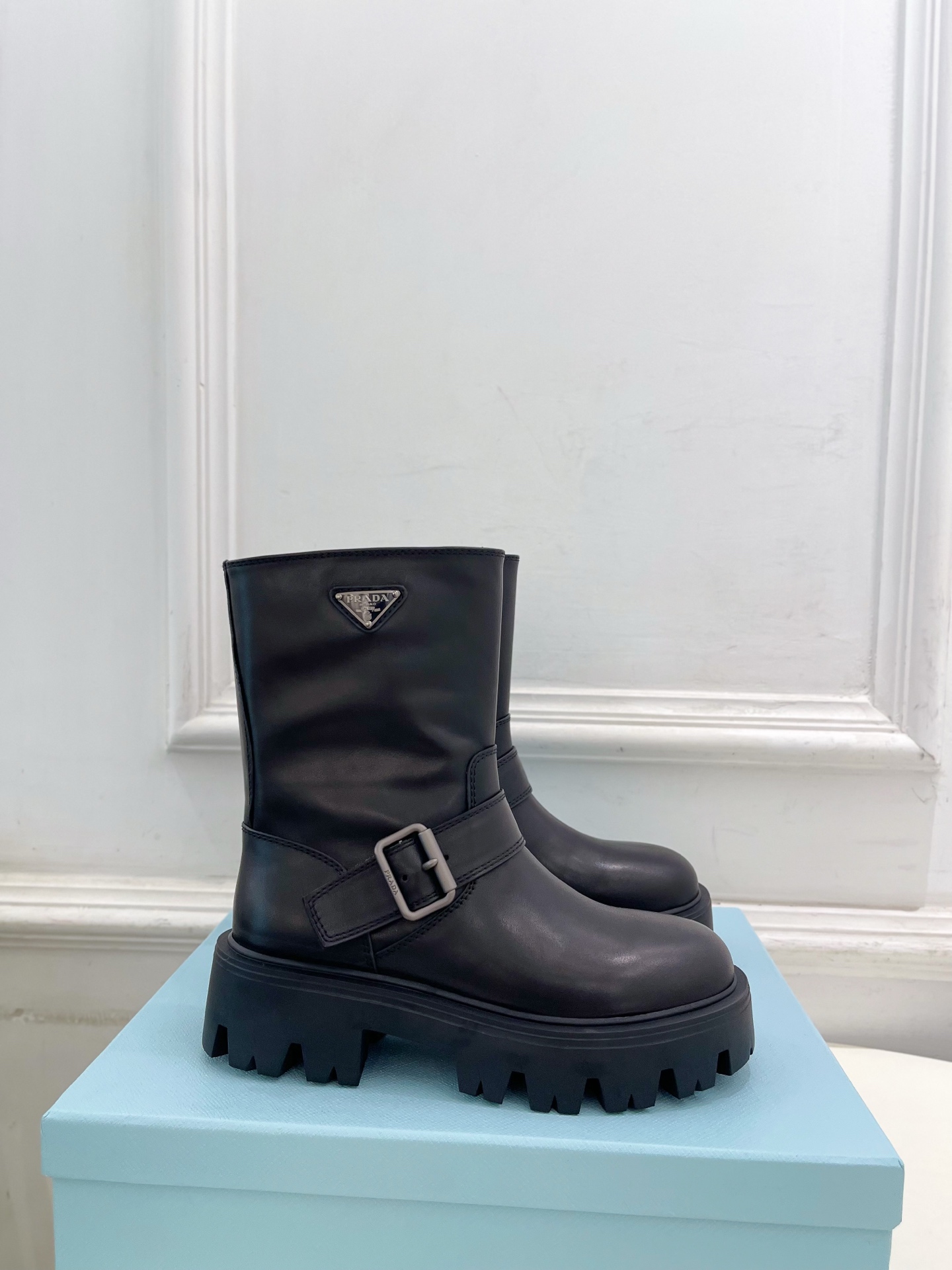 PRADA 普拉达 25𝐬𝐬 🌈2025秋冬新品 专柜走秀款 经典三角标一脚蹬厚底短靴系列〰◽鞋面：原版