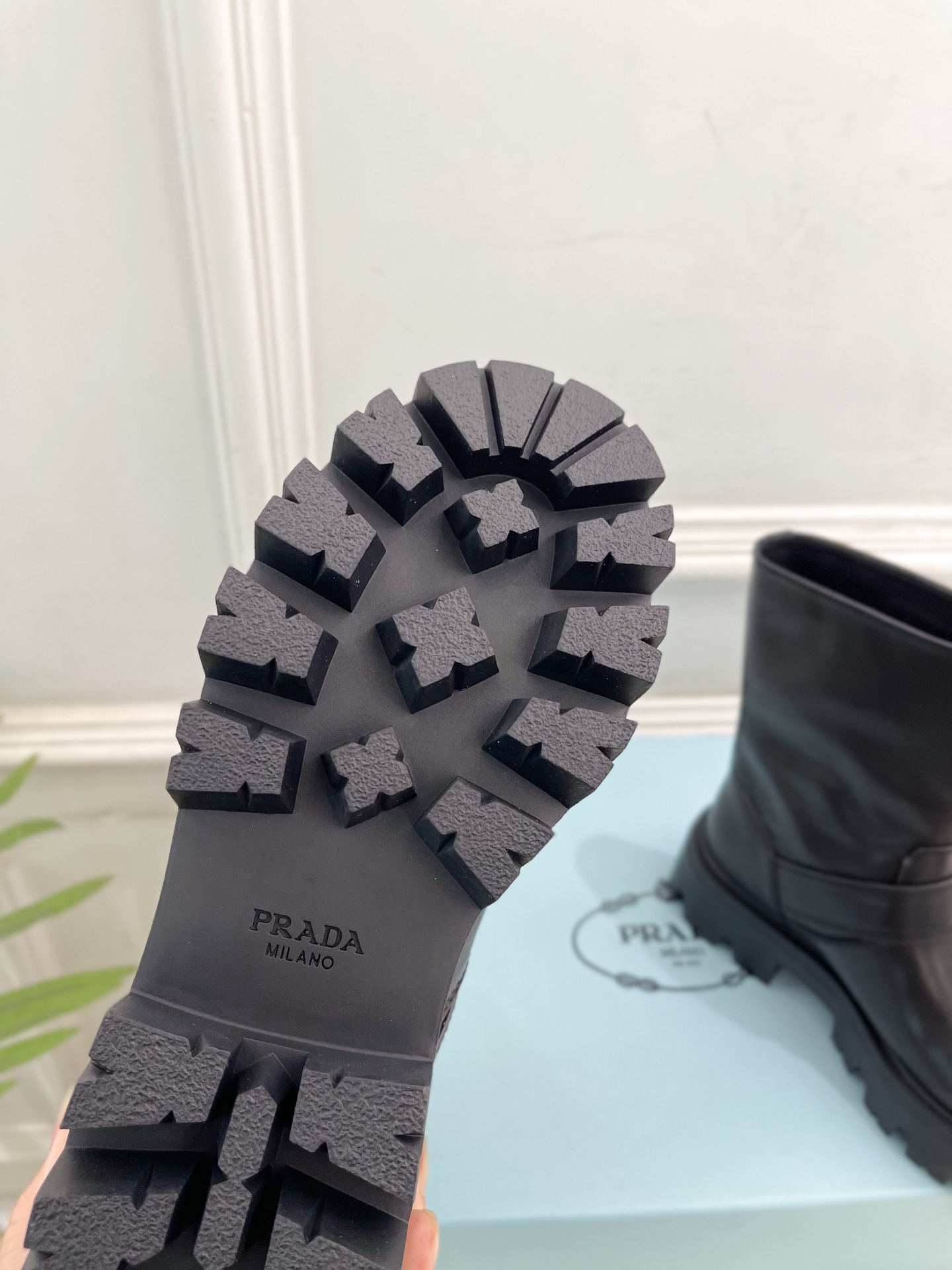 PRADA 普拉达 25𝐬𝐬 🌈2025秋冬新品 专柜走秀款 经典三角标一脚蹬厚底短靴系列〰◽鞋面：原版