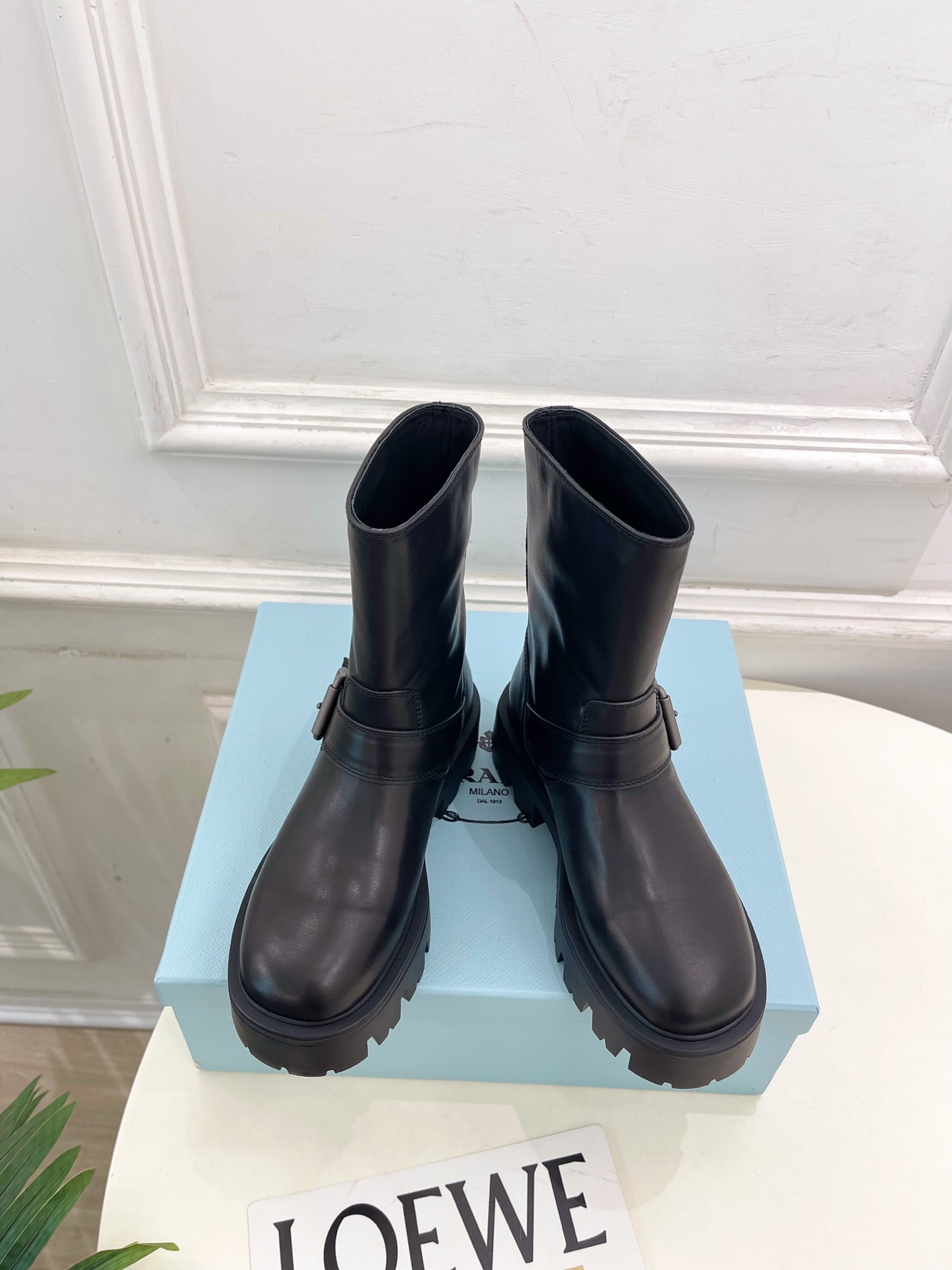 PRADA 普拉达 25𝐬𝐬 🌈2025秋冬新品 专柜走秀款 经典三角标一脚蹬厚底短靴系列〰◽鞋面：原版