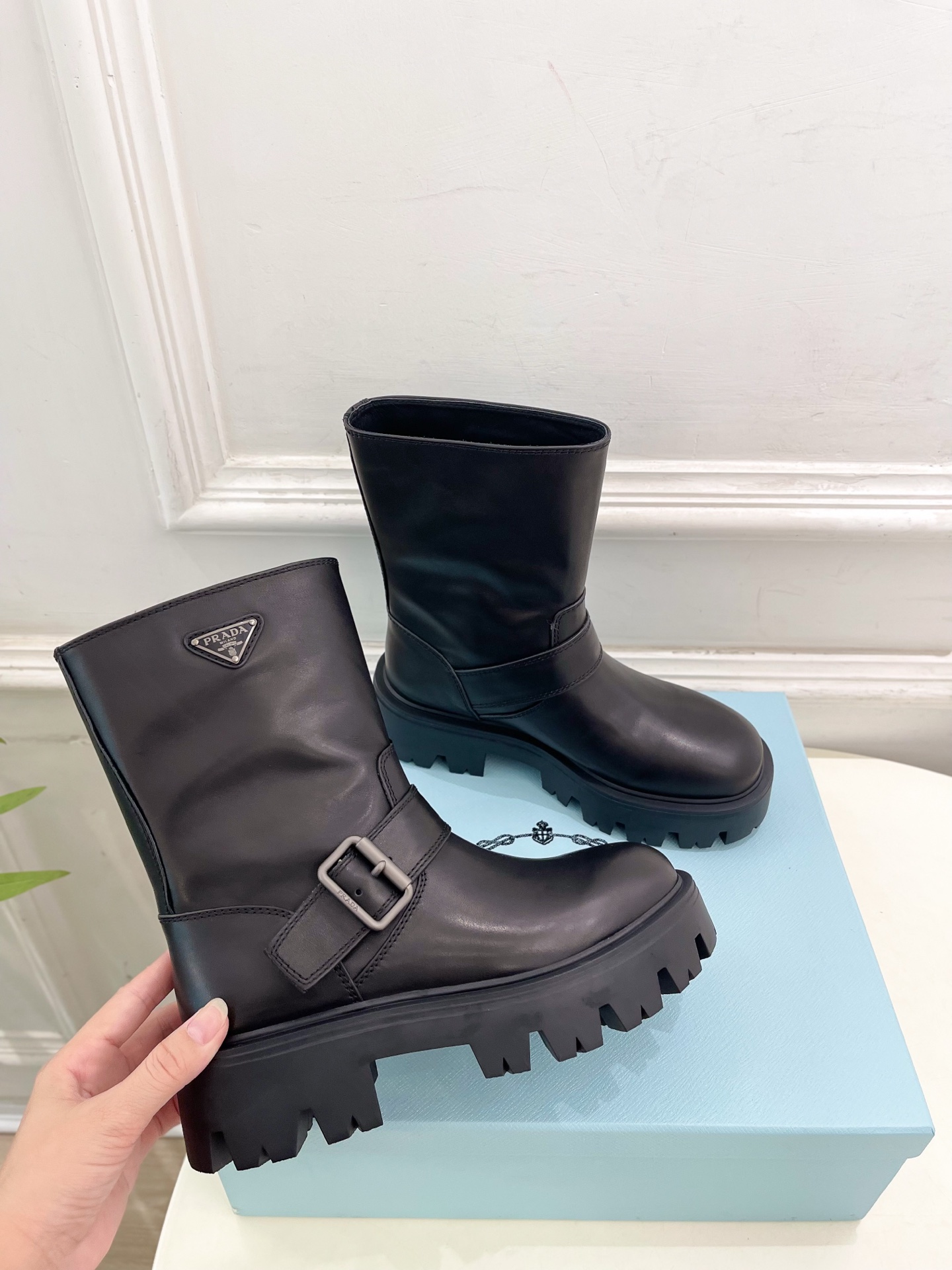 PRADA 普拉达 25𝐬𝐬 🌈2025秋冬新品 专柜走秀款 经典三角标一脚蹬厚底短靴系列〰◽鞋面：原版