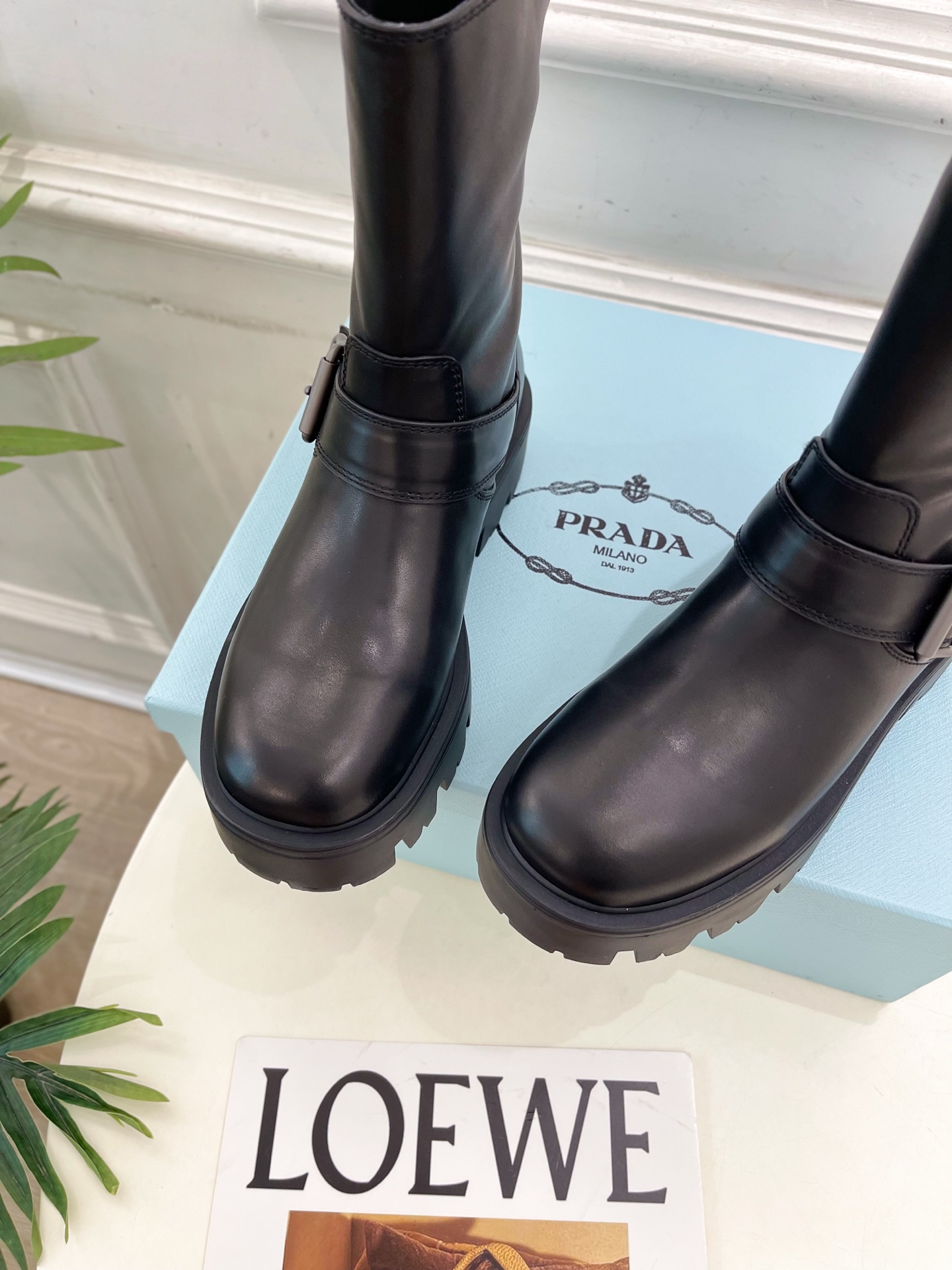 PRADA 普拉达 25𝐬𝐬 🌈2025秋冬新品 专柜走秀款 经典三角标一脚蹬厚底短靴系列〰◽鞋面：原版