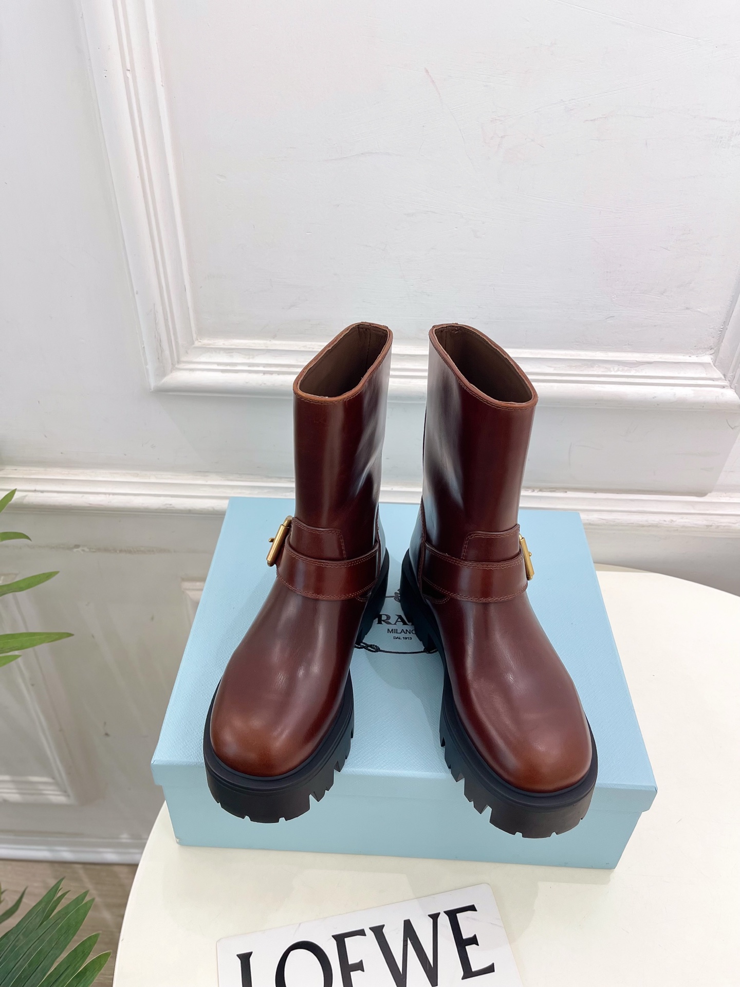 PRADA 普拉达 25𝐬𝐬 🌈2025秋冬新品 专柜走秀款 经典三角标一脚蹬厚底短靴系列〰◽鞋面：原版