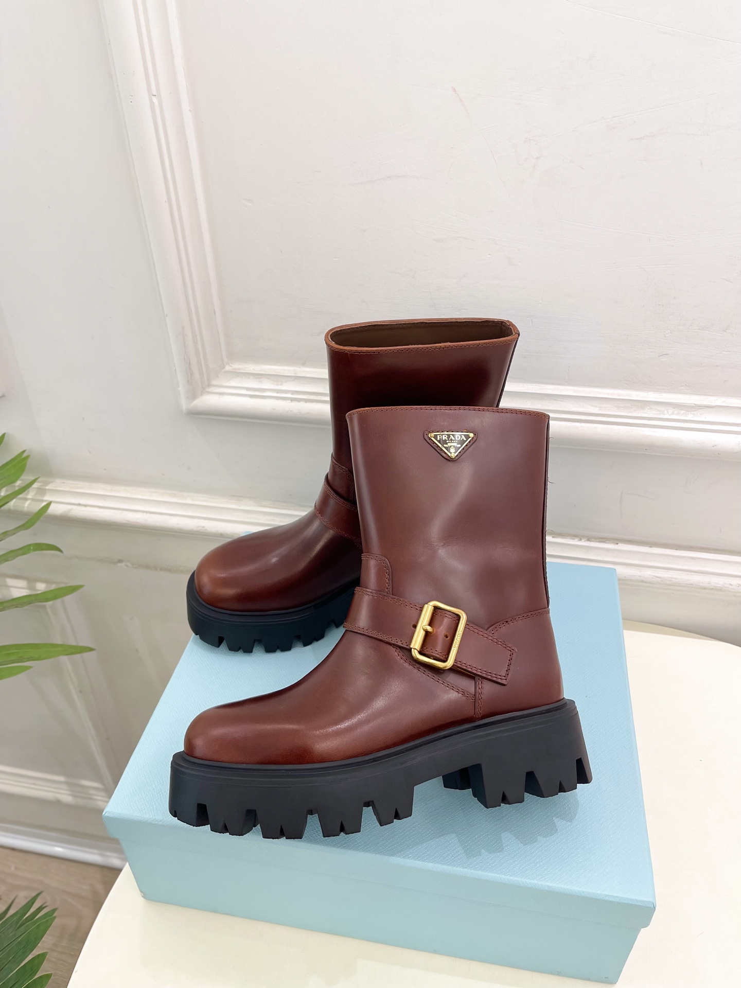 PRADA 普拉达 25𝐬𝐬 🌈2025秋冬新品 专柜走秀款 经典三角标一脚蹬厚底短靴系列〰◽鞋面：原版