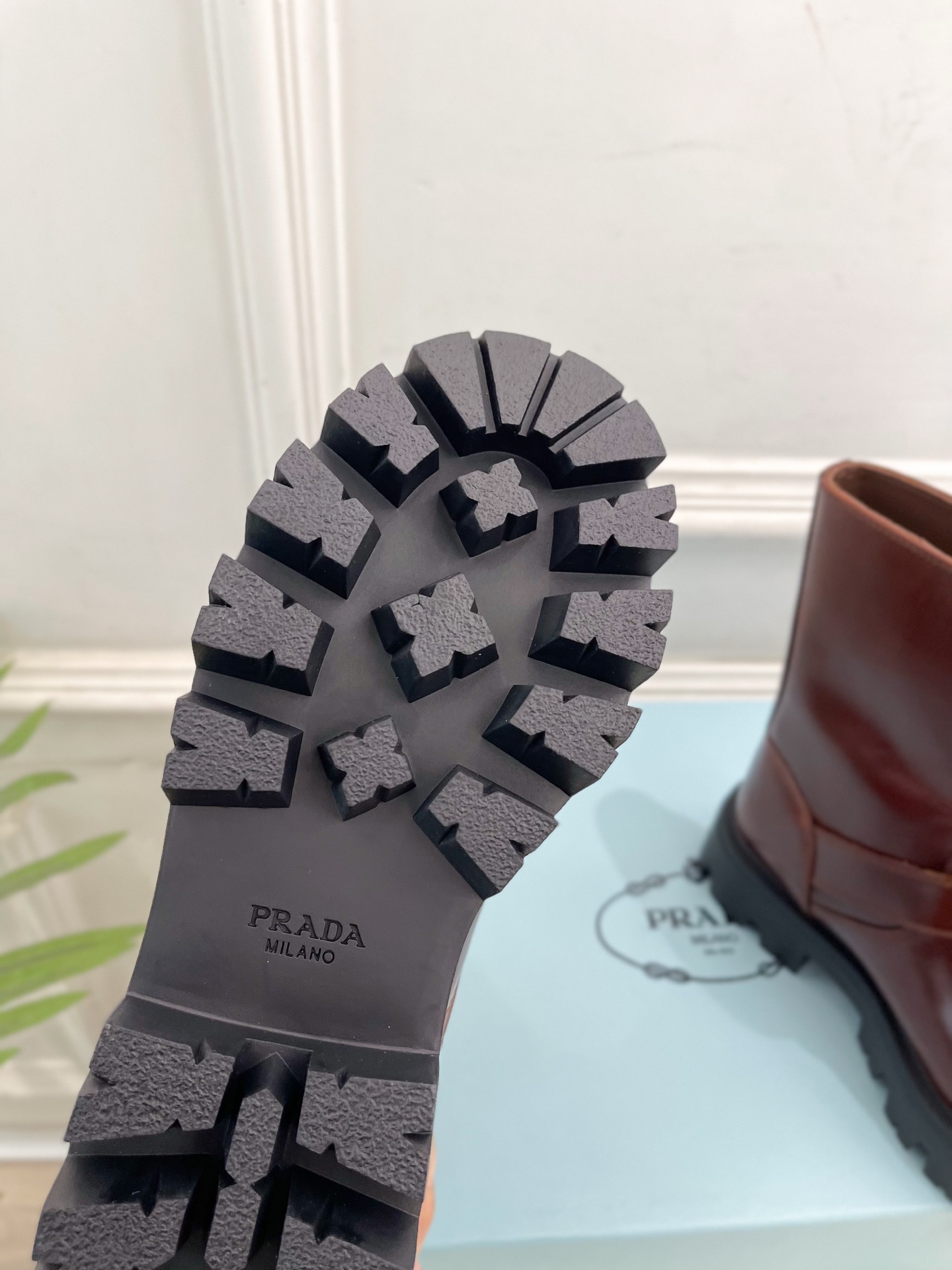 PRADA 普拉达 25𝐬𝐬 🌈2025秋冬新品 专柜走秀款 经典三角标一脚蹬厚底短靴系列〰◽鞋面：原版