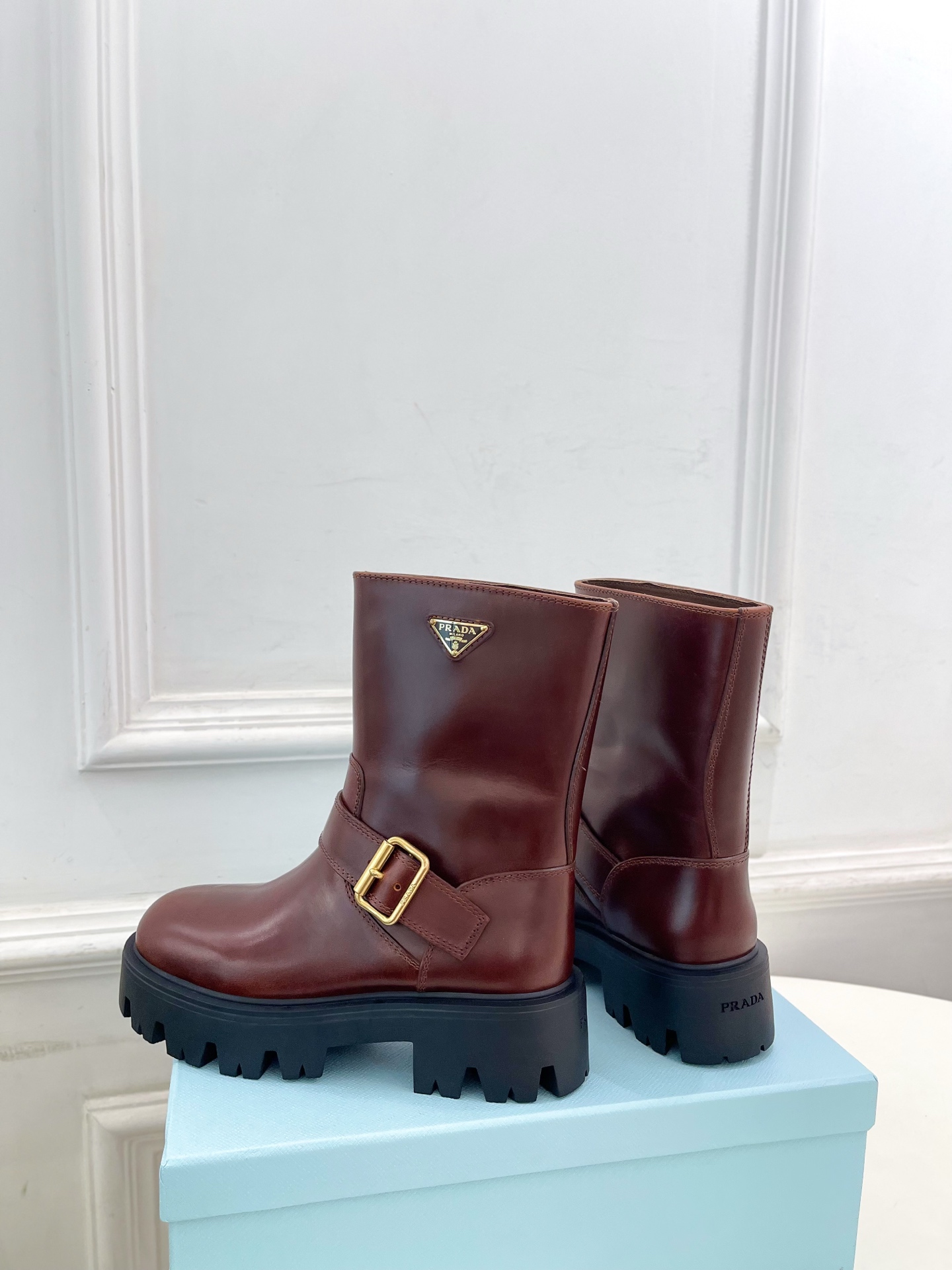PRADA 普拉达 25𝐬𝐬 🌈2025秋冬新品 专柜走秀款 经典三角标一脚蹬厚底短靴系列〰◽鞋面：原版