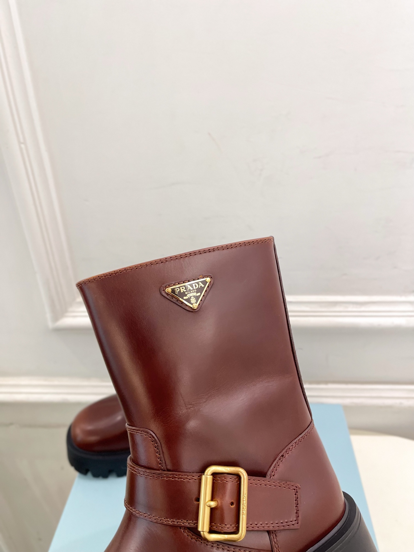 PRADA 普拉达 25𝐬𝐬 🌈2025秋冬新品 专柜走秀款 经典三角标一脚蹬厚底短靴系列〰◽鞋面：原版