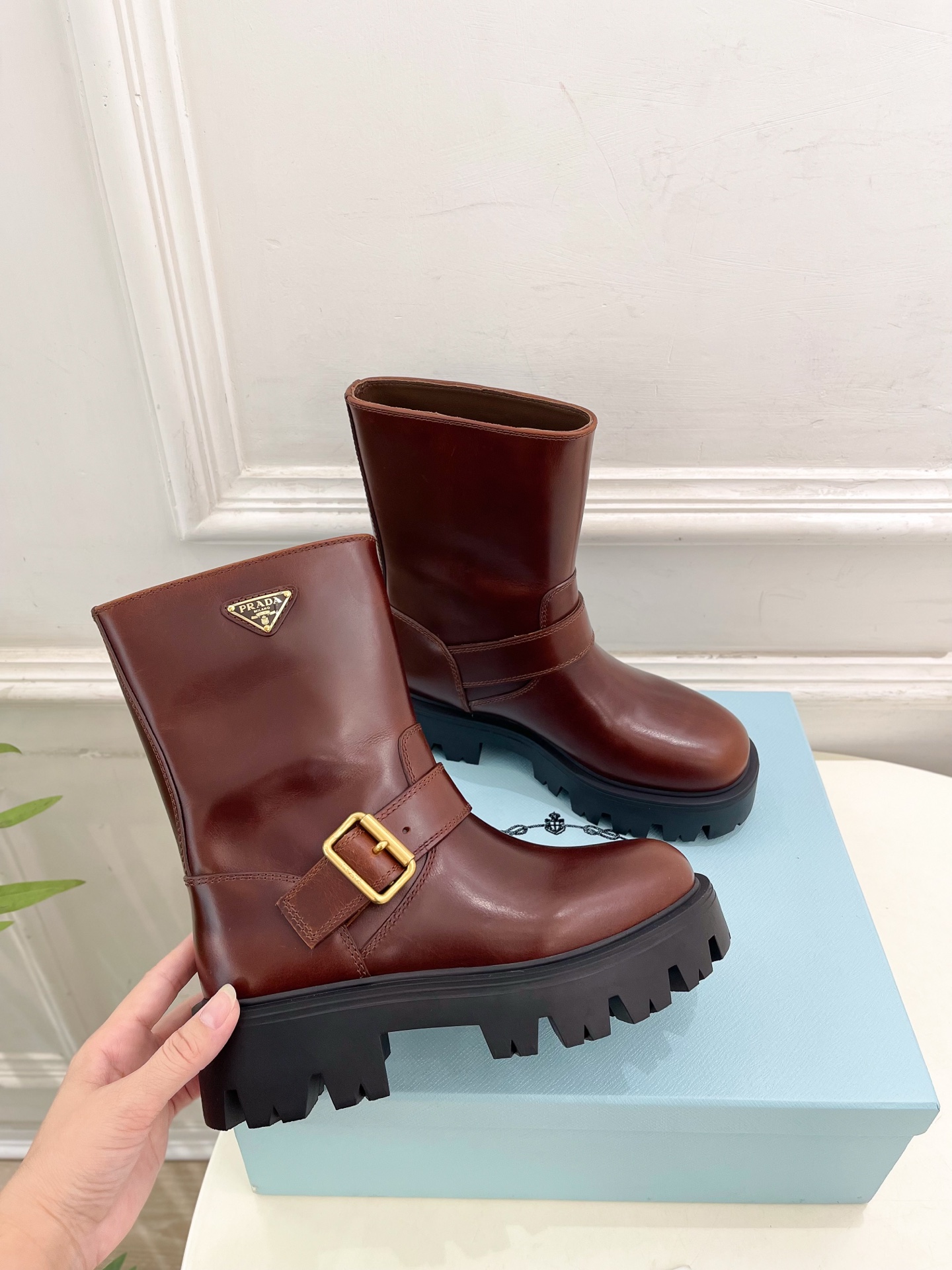 PRADA 普拉达 25𝐬𝐬 🌈2025秋冬新品 专柜走秀款 经典三角标一脚蹬厚底短靴系列〰◽鞋面：原版