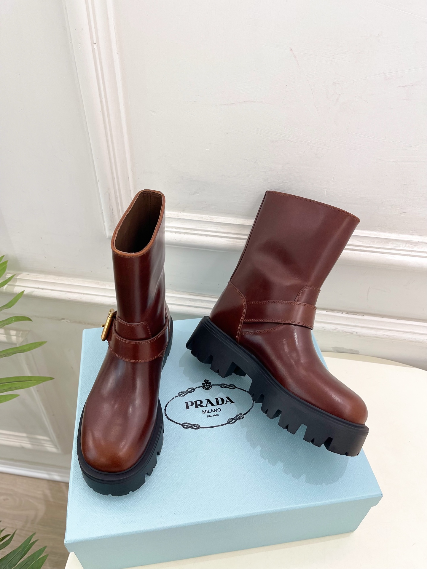 PRADA 普拉达 25𝐬𝐬 🌈2025秋冬新品 专柜走秀款 经典三角标一脚蹬厚底短靴系列〰◽鞋面：原版