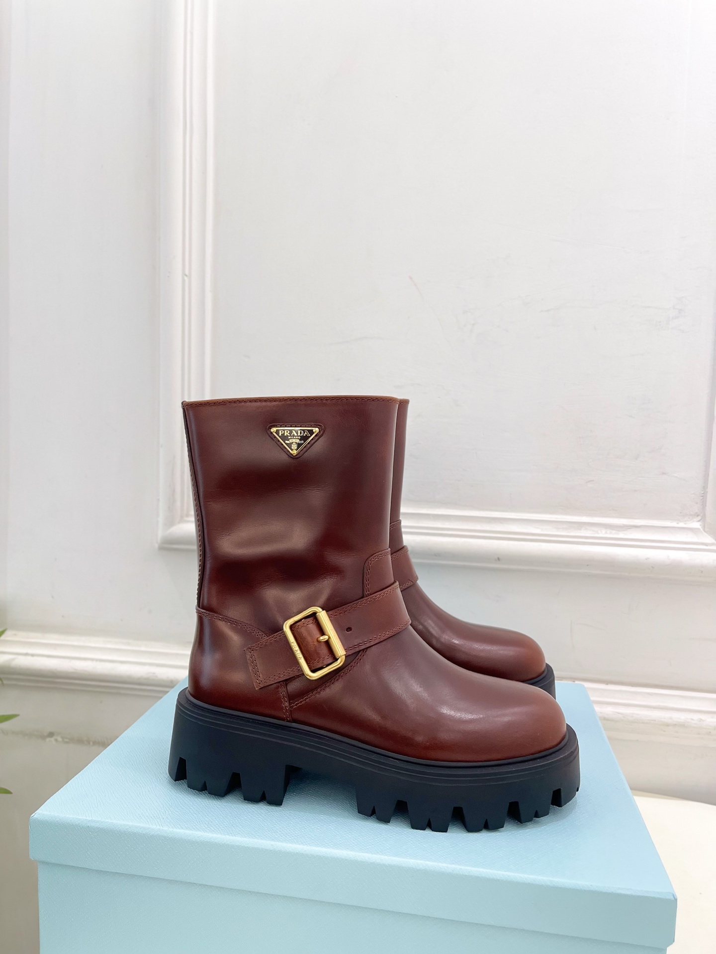 PRADA 普拉达 25𝐬𝐬 🌈2025秋冬新品 专柜走秀款 经典三角标一脚蹬厚底短靴系列〰◽鞋面：原版