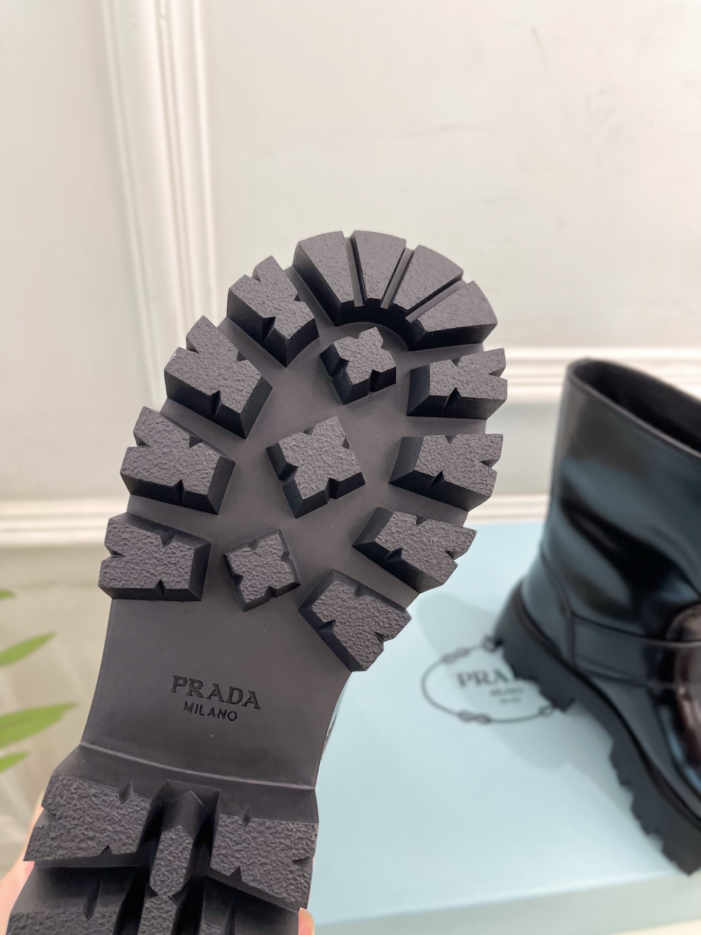 PRADA 普拉达 25𝐬𝐬 🌈2025秋冬新品 专柜走秀款 经典三角标一脚蹬厚底短靴系列〰◽鞋面：原版
