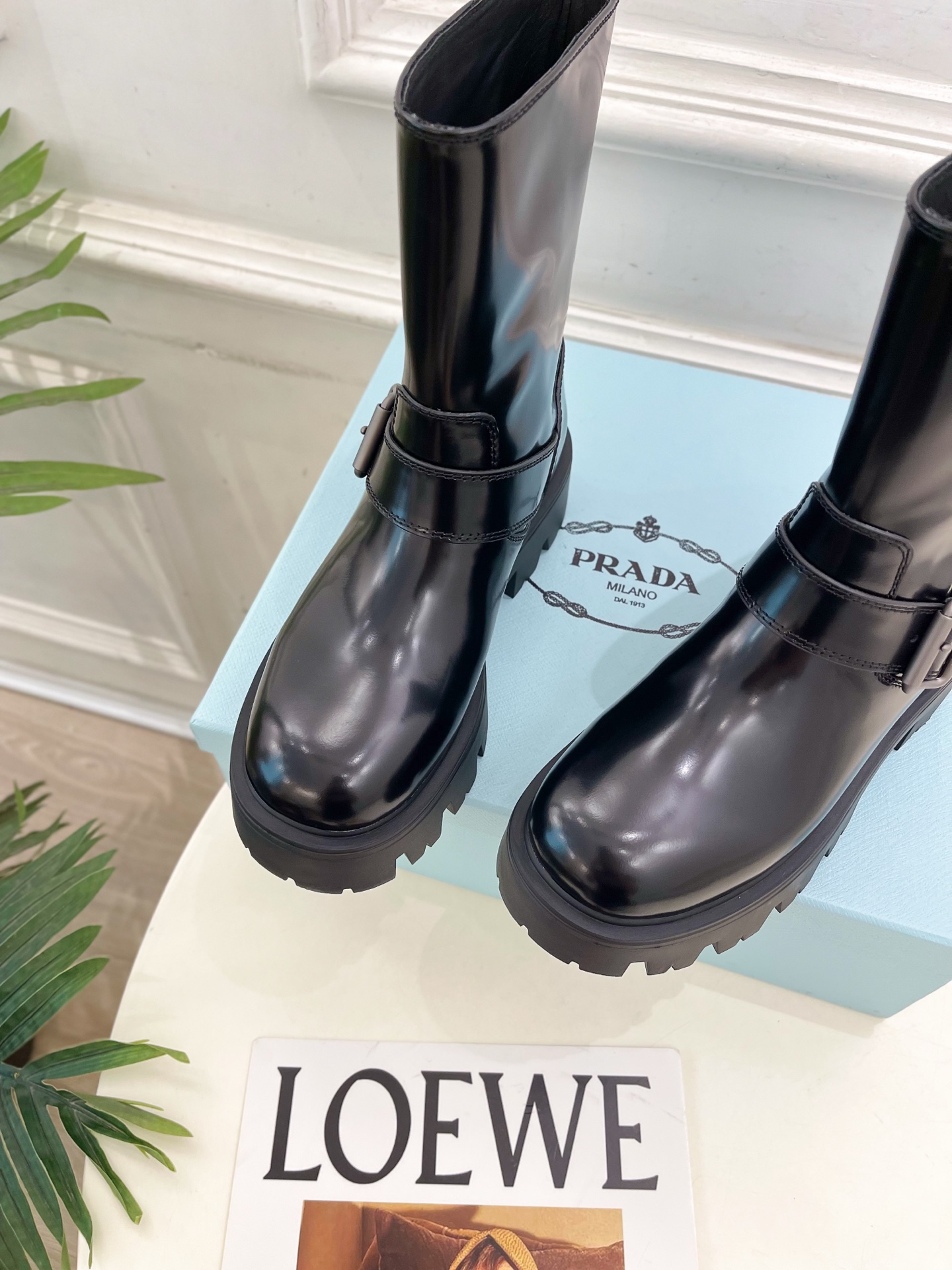 PRADA 普拉达 25𝐬𝐬 🌈2025秋冬新品 专柜走秀款 经典三角标一脚蹬厚底短靴系列〰◽鞋面：原版