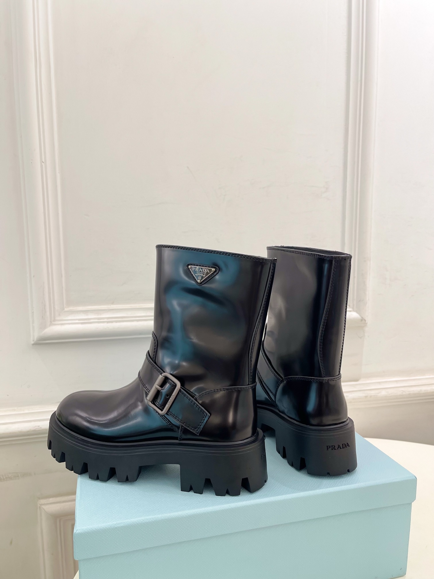 PRADA 普拉达 25𝐬𝐬 🌈2025秋冬新品 专柜走秀款 经典三角标一脚蹬厚底短靴系列〰◽鞋面：原版