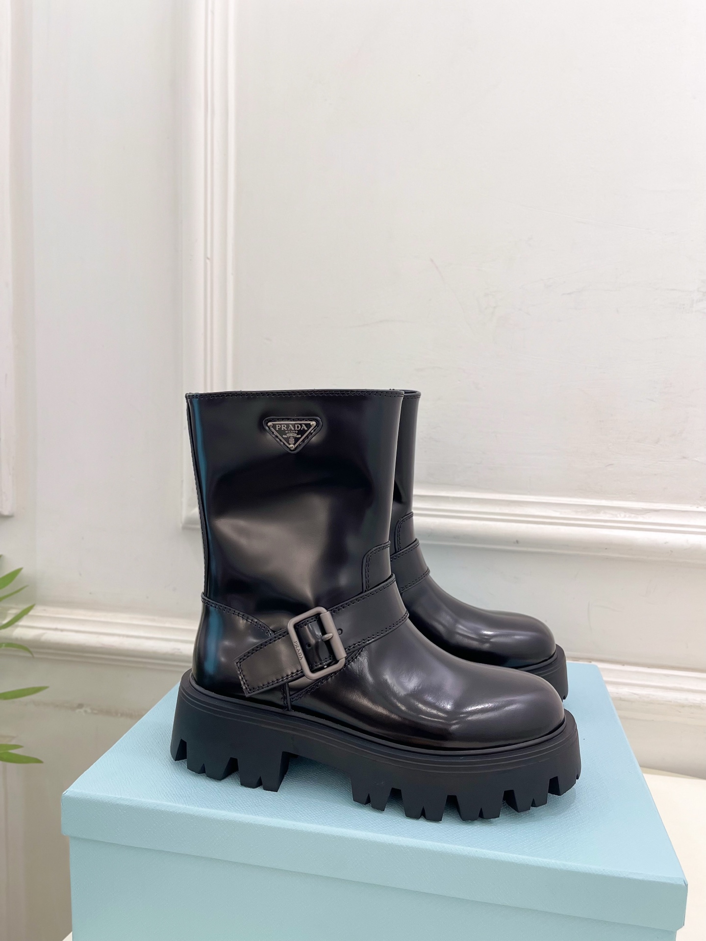 PRADA 普拉达 25𝐬𝐬 🌈2025秋冬新品 专柜走秀款 经典三角标一脚蹬厚底短靴系列〰◽鞋面：原版