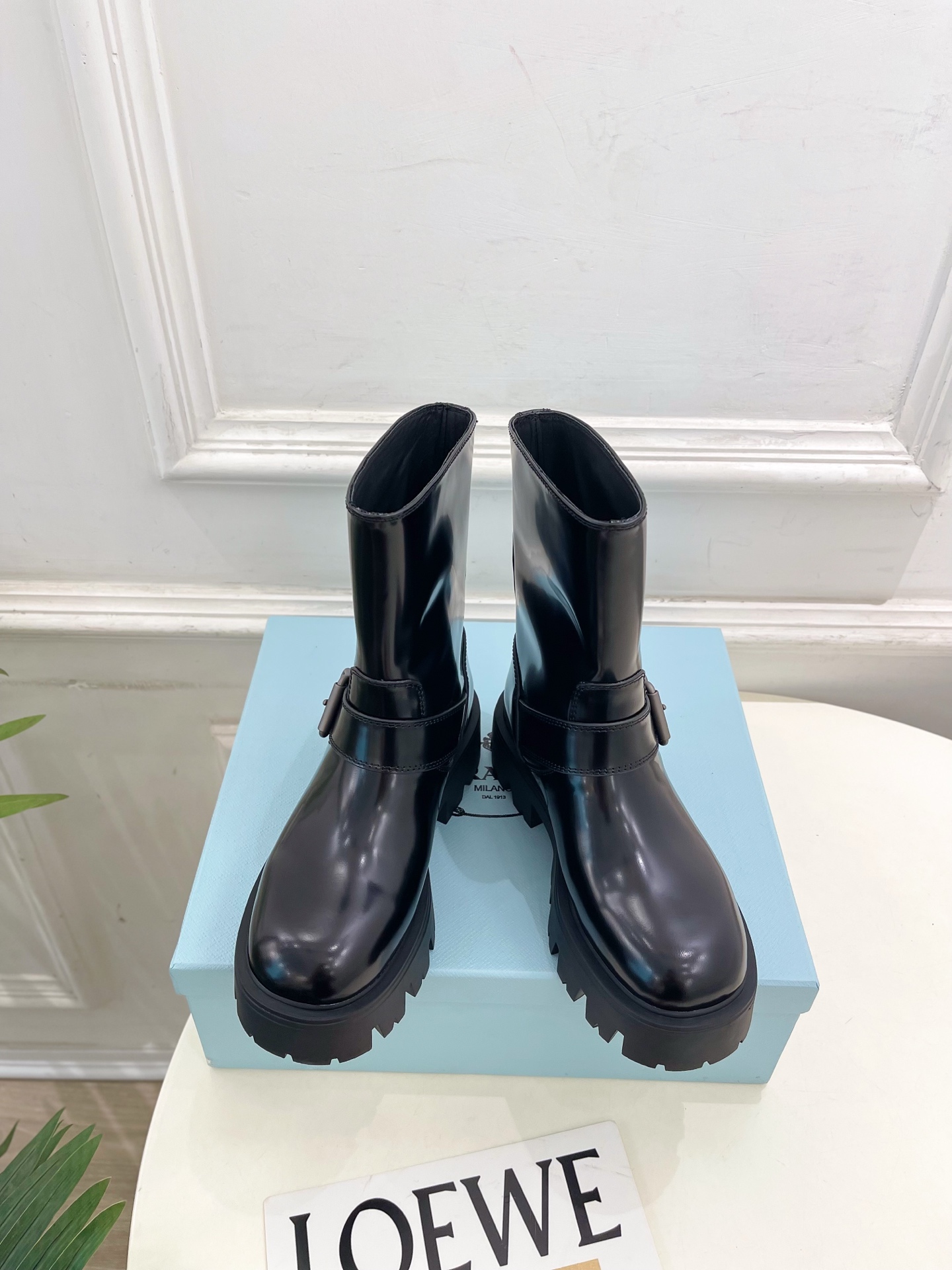PRADA 普拉达 25𝐬𝐬 🌈2025秋冬新品 专柜走秀款 经典三角标一脚蹬厚底短靴系列〰◽鞋面：原版