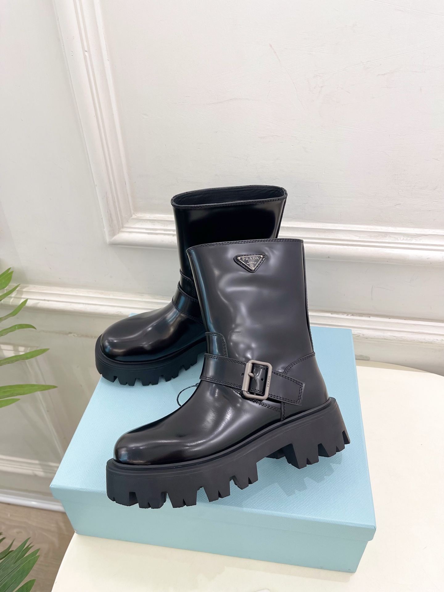 PRADA 普拉达 25𝐬𝐬 🌈2025秋冬新品 专柜走秀款 经典三角标一脚蹬厚底短靴系列〰◽鞋面：原版