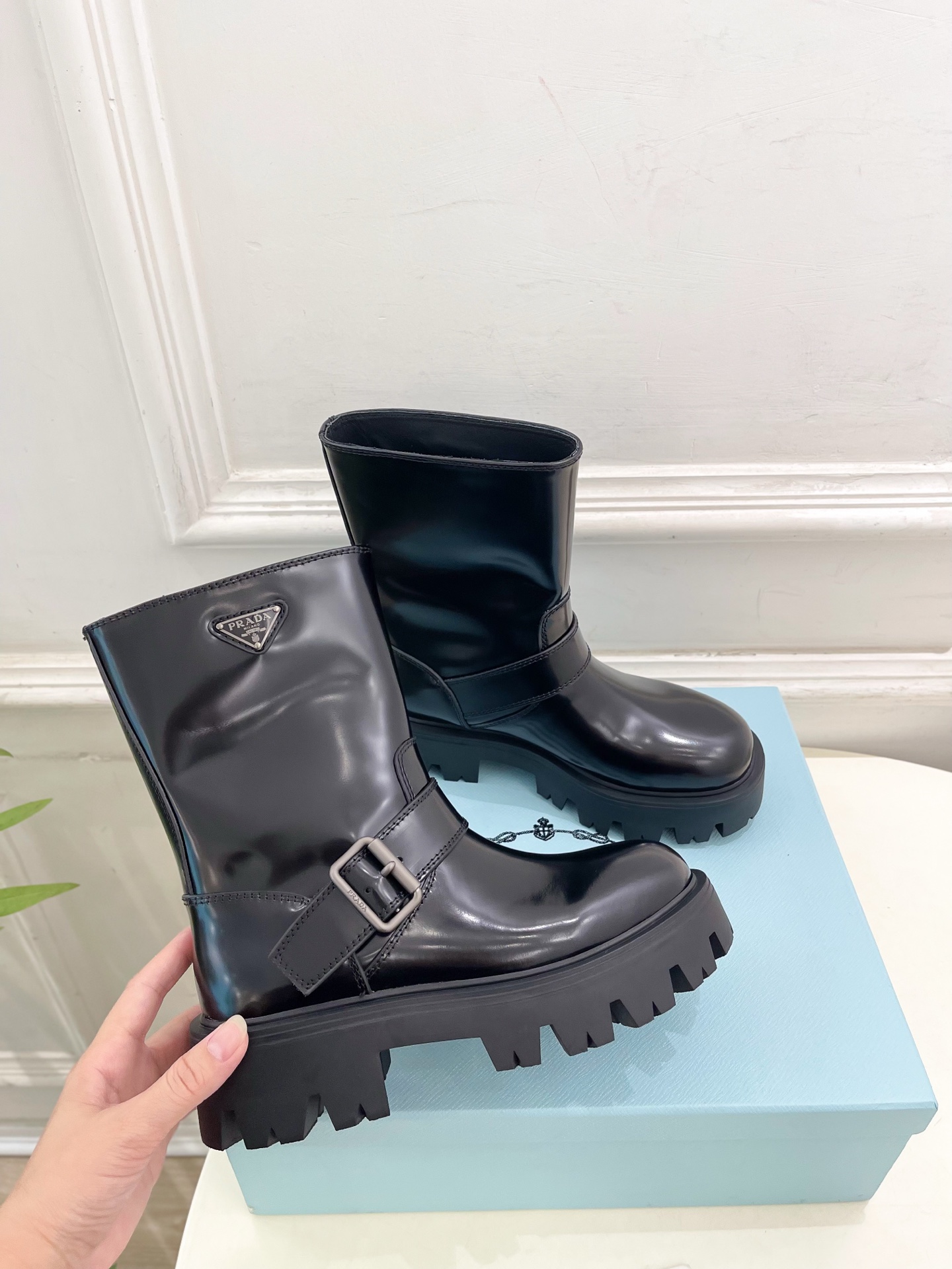 PRADA 普拉达 25𝐬𝐬 🌈2025秋冬新品 专柜走秀款 经典三角标一脚蹬厚底短靴系列〰◽鞋面：原版
